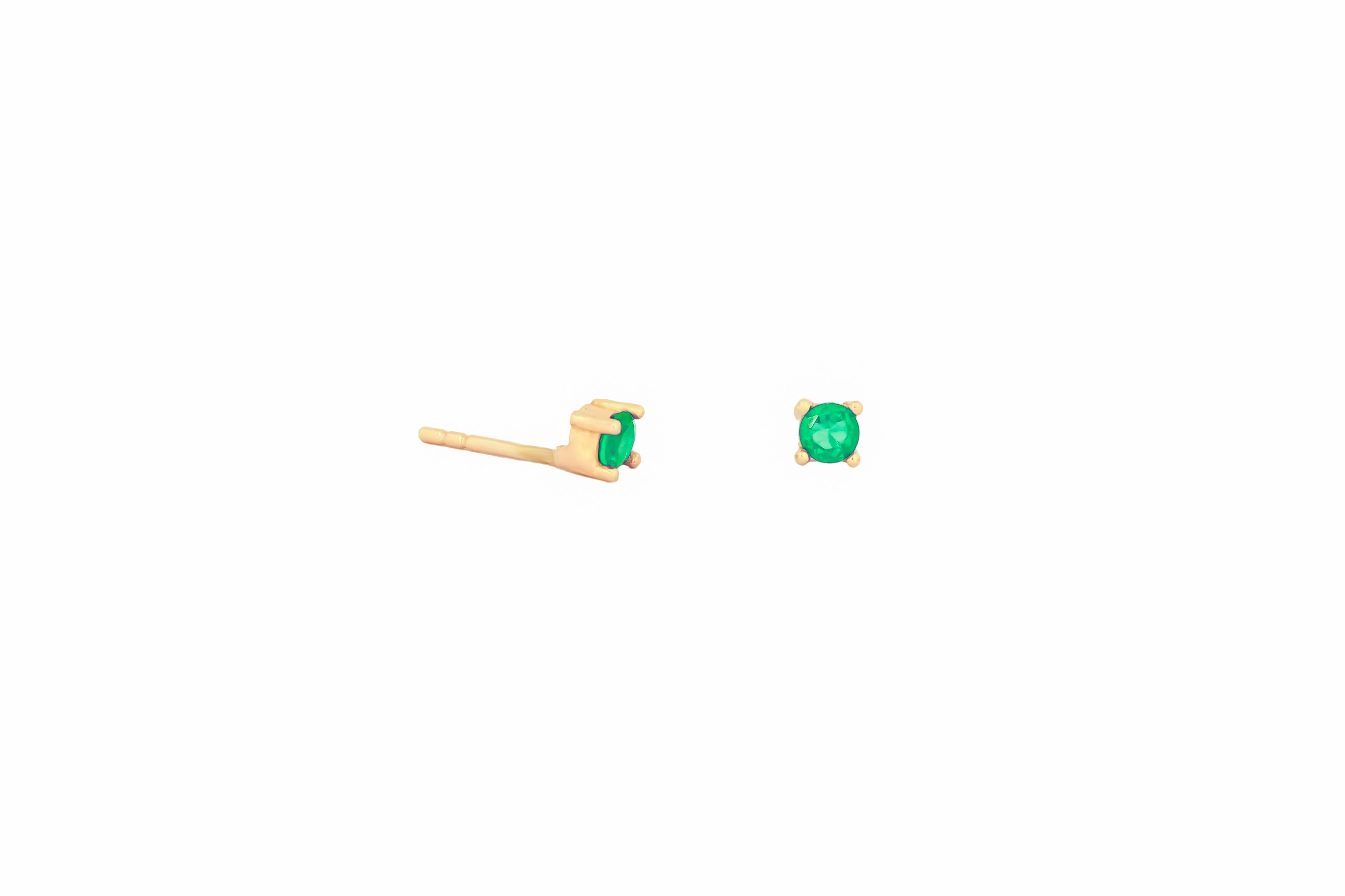 Round Cut 14 ct Gold Lab Emerald Stud Earrings.   For Sale