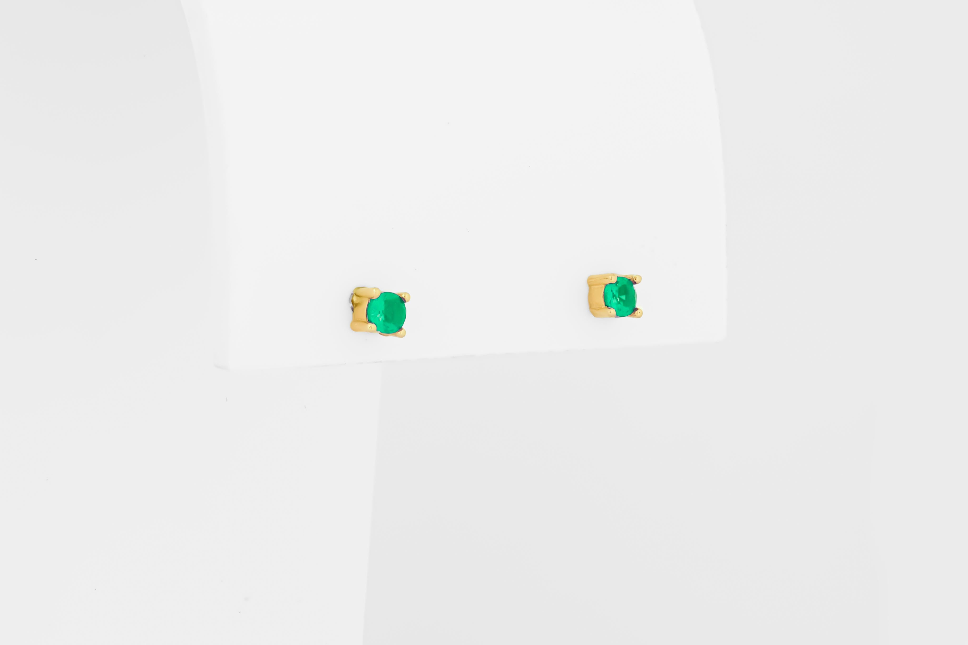14 ct Gold Lab Emerald Stud Earrings.   For Sale 2