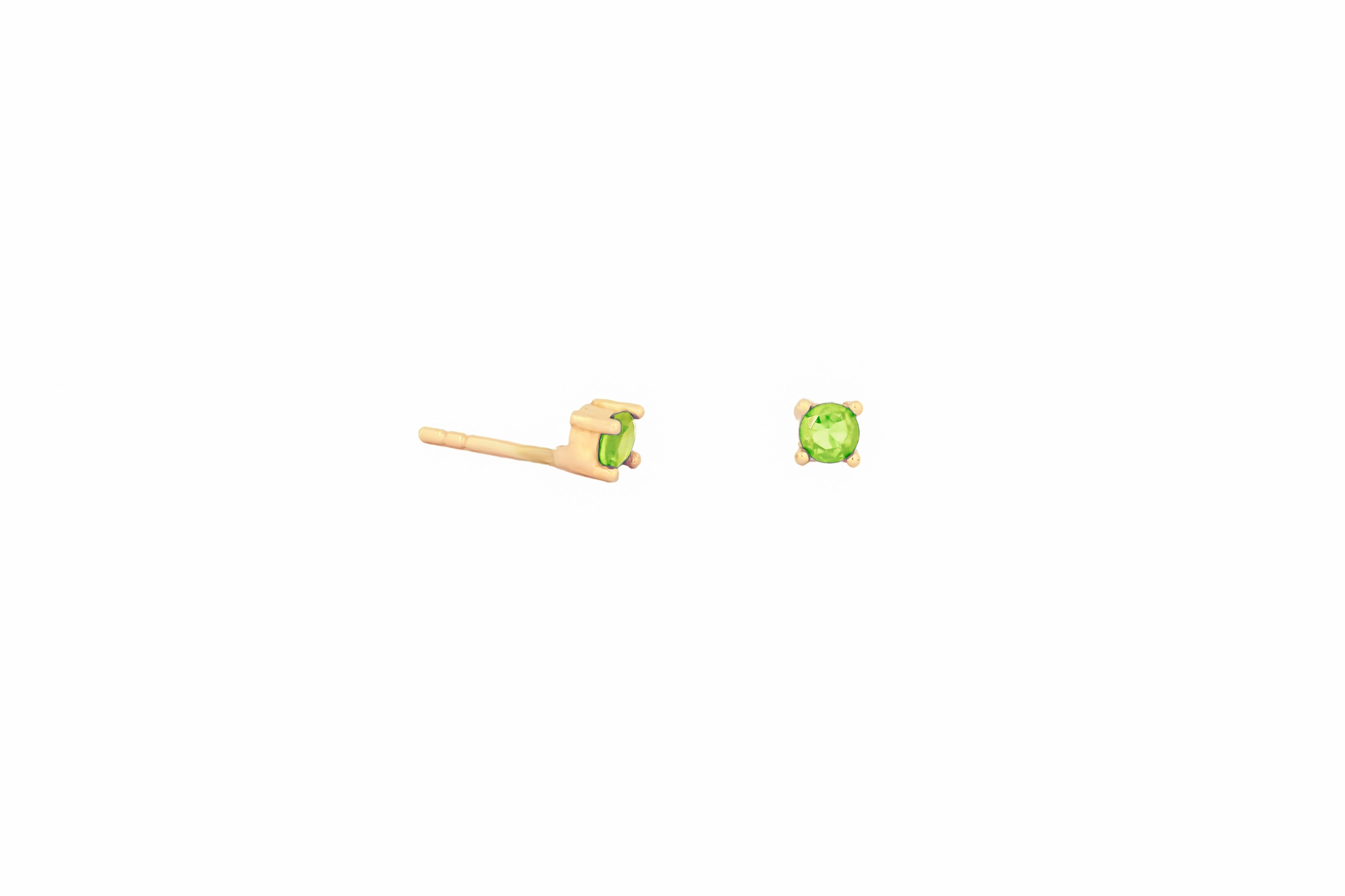 Round Cut 14 ct Gold Lab Peridot Stud Earrings.   For Sale