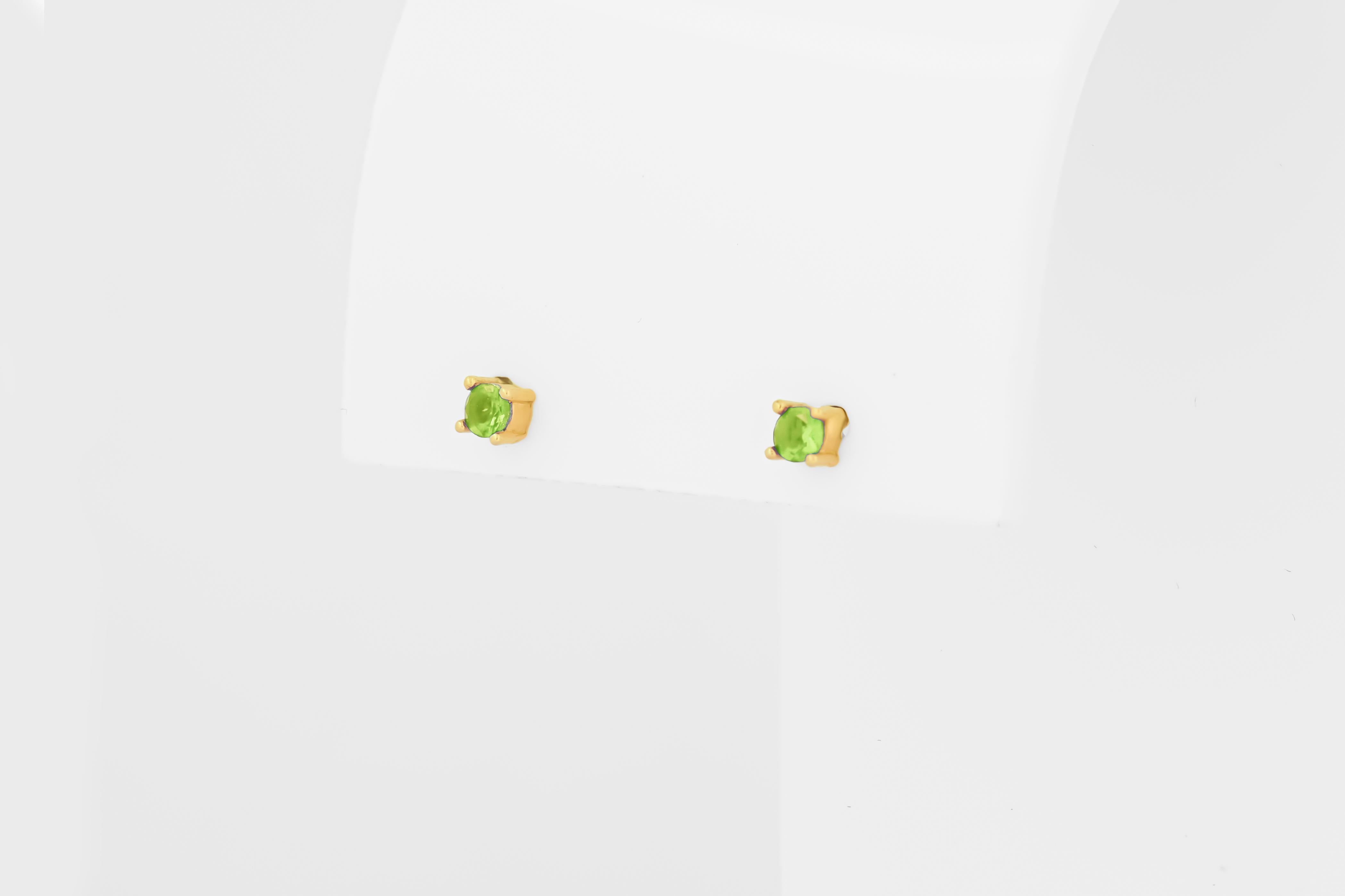 14 ct Gold Lab Peridot Stud Earrings.   For Sale 1
