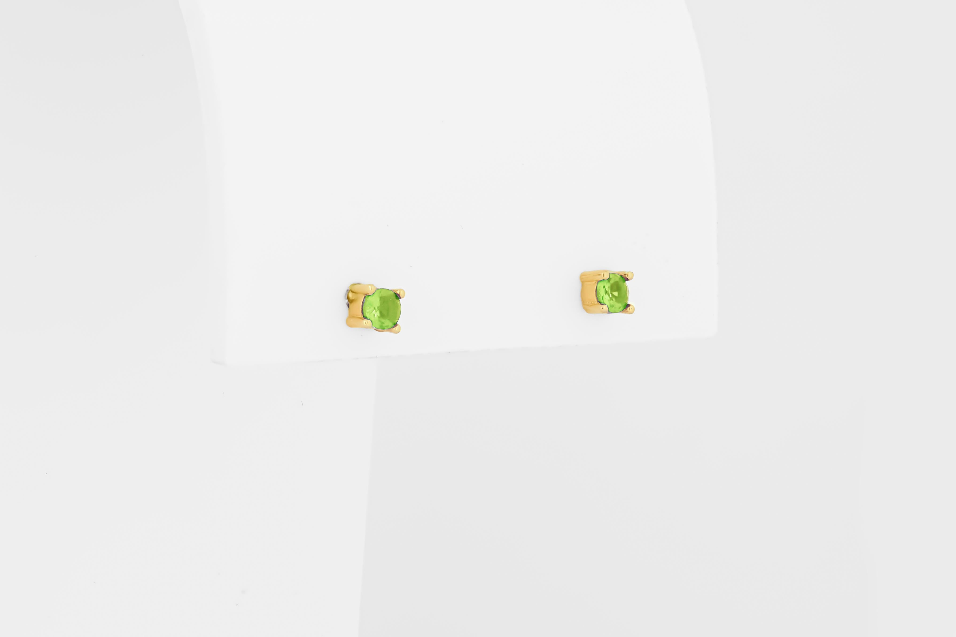 14 ct Gold Lab Peridot Stud Earrings.   For Sale 2