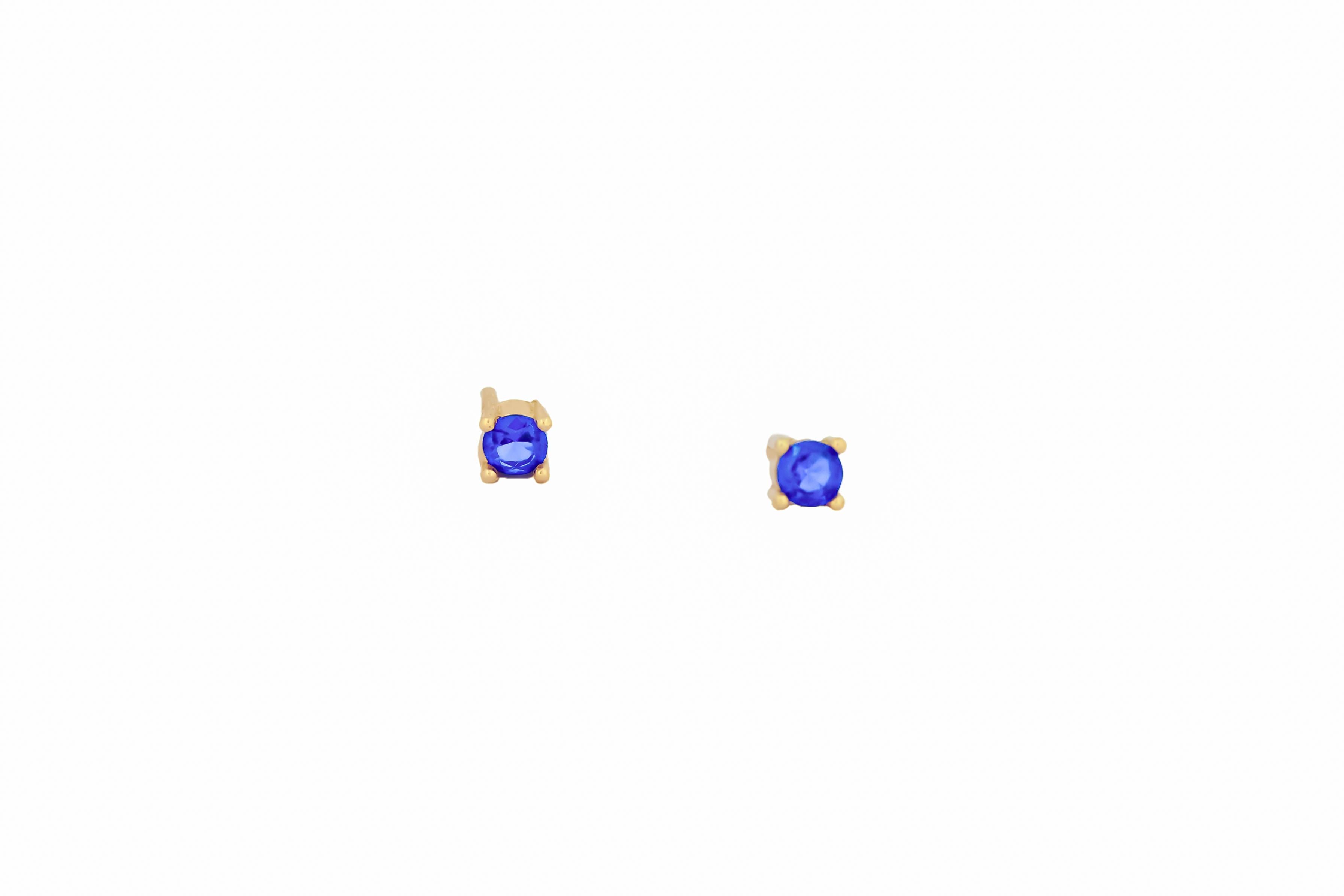 Round Cut 14 ct Gold Lab Sapphire Stud Earrings. For Sale