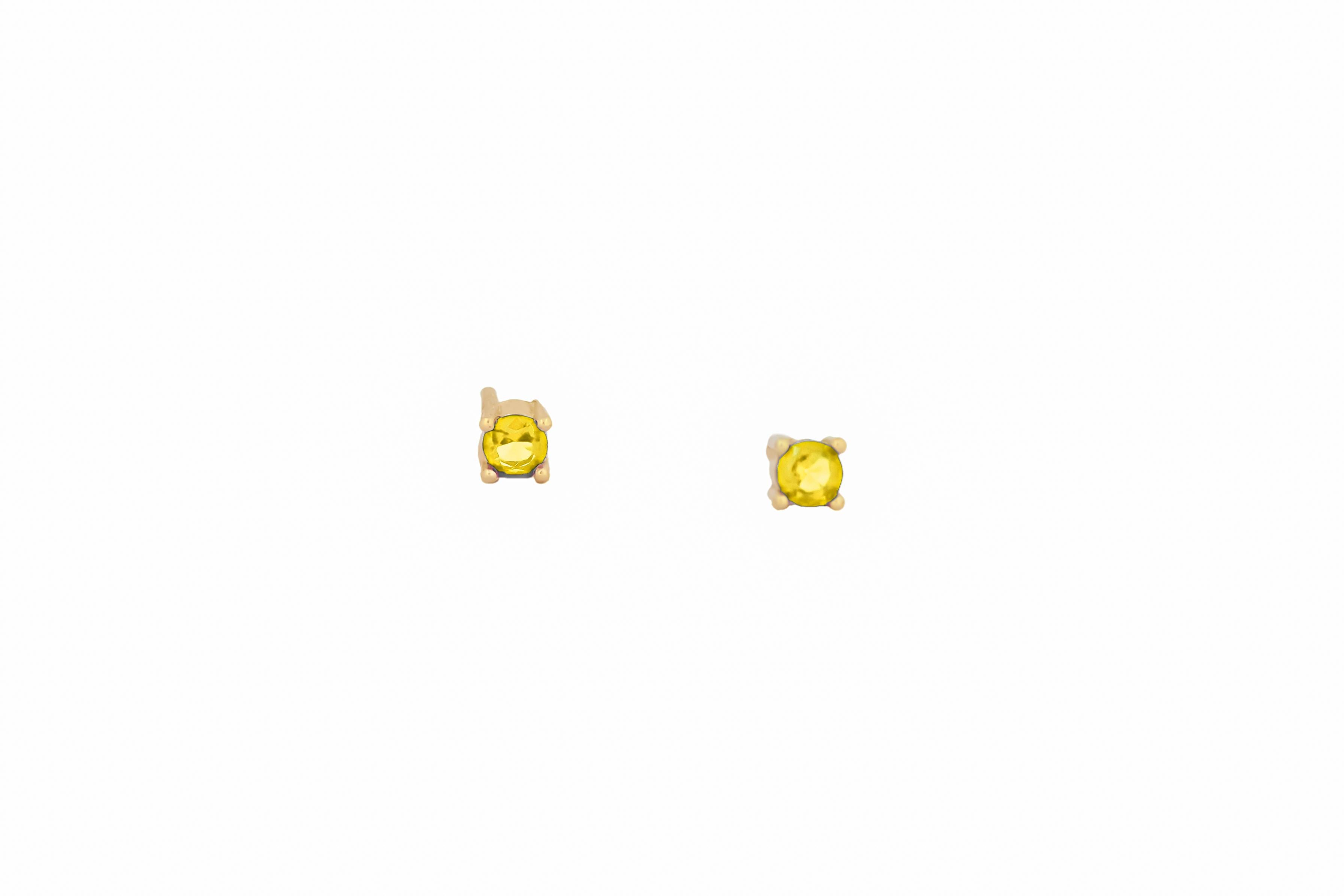 Round Cut 14 ct Gold Lab Sapphire Stud Earrings.   For Sale