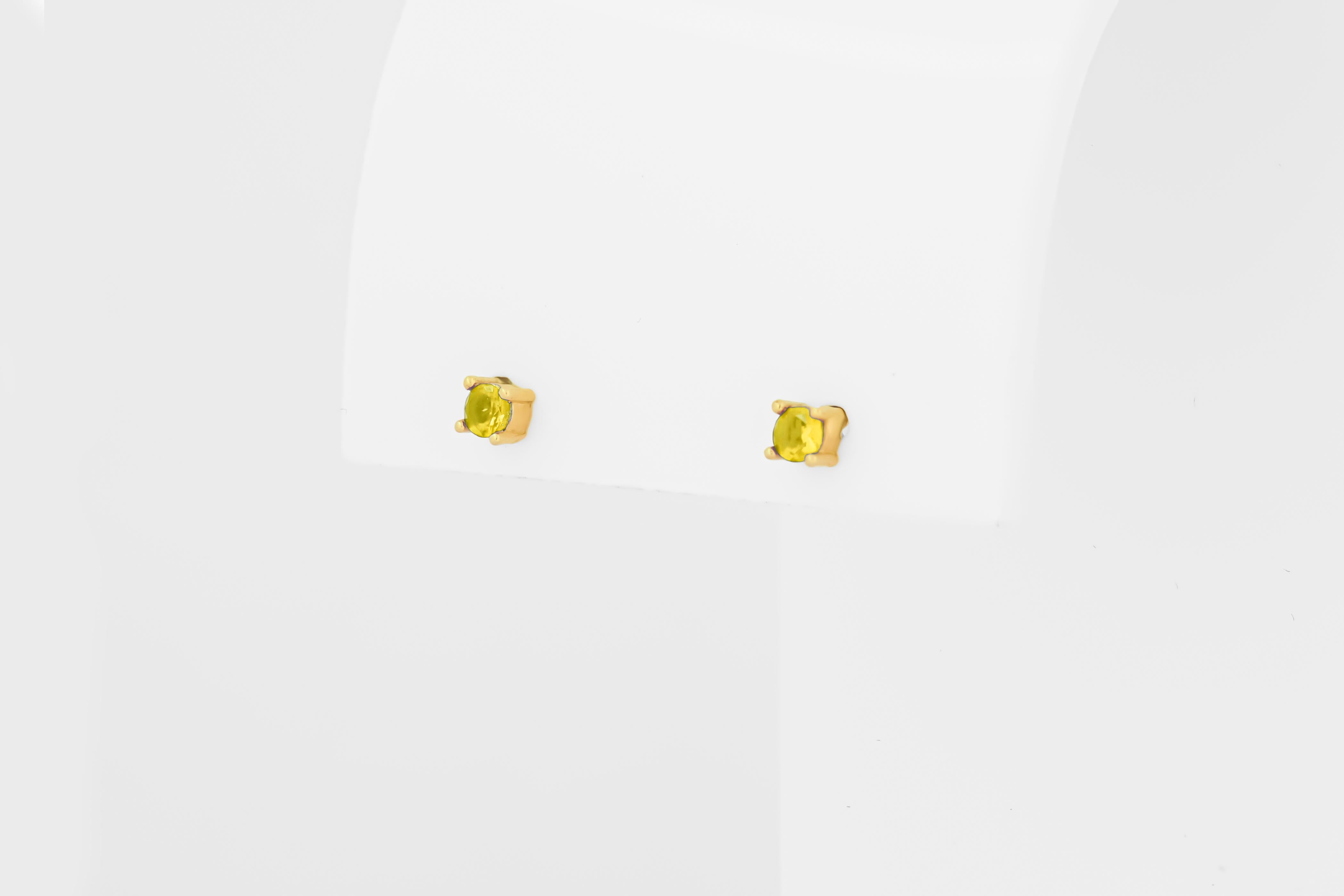 14 ct Gold Lab Sapphire Stud Earrings.   For Sale 1
