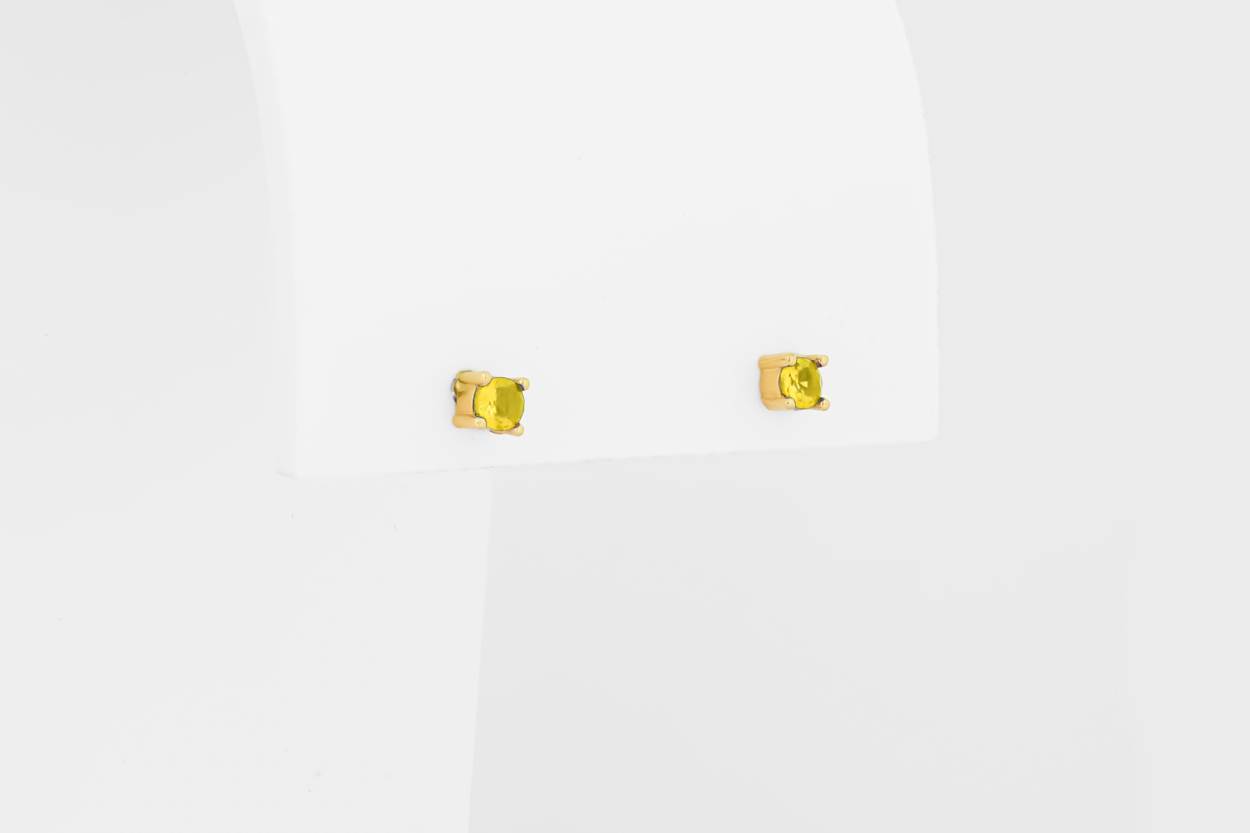 14 ct Gold Lab Sapphire Stud Earrings.   For Sale 2
