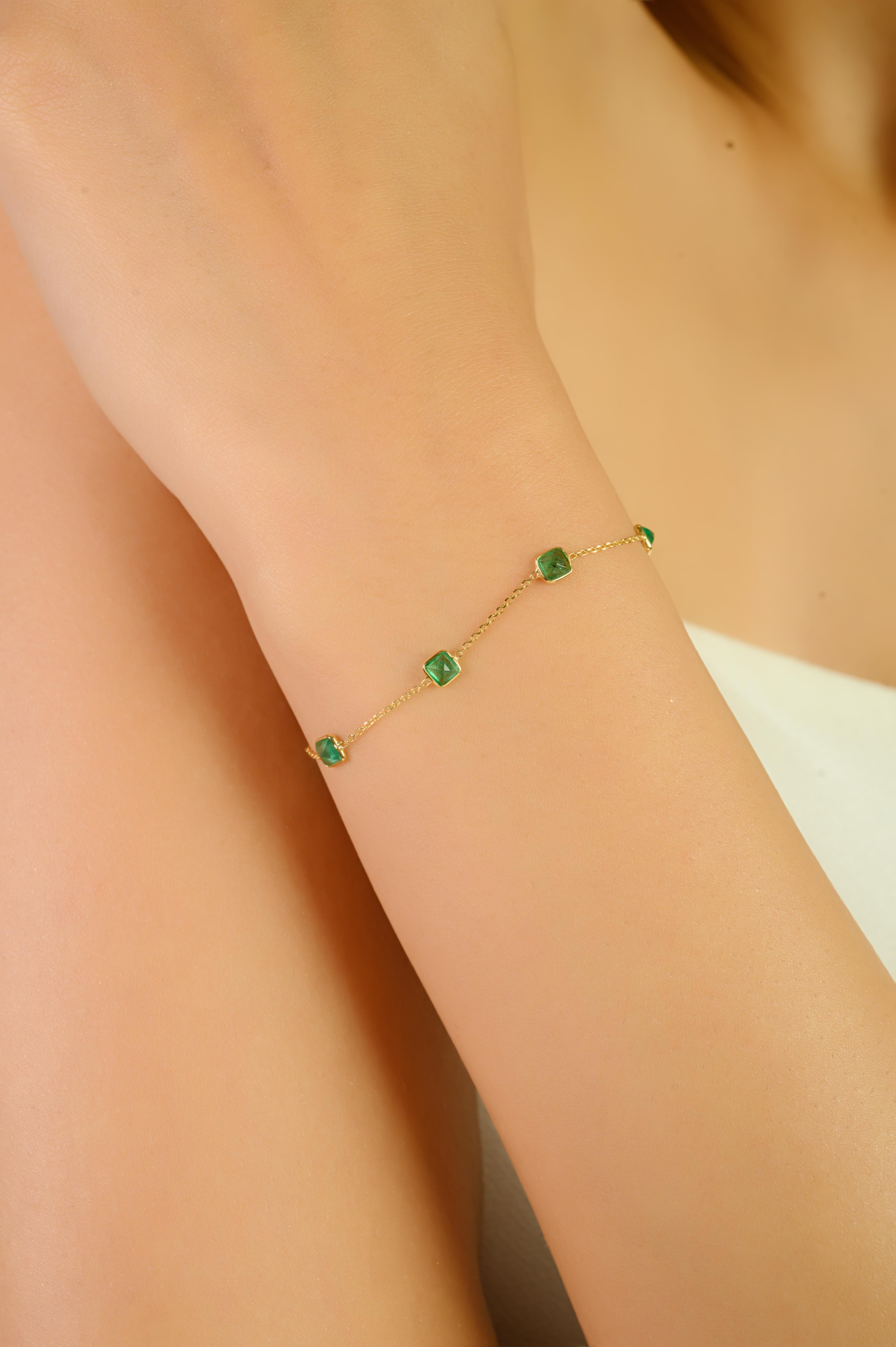 Esta delicada pulsera de cadena tiene 8 esmeraldas naturales talla princesa de 1,4 quilates, engastadas en oro amarillo de 18 quilates. Cada vibrante esmeralda mide aproximadamente 3,2 mm y está sujeta con seguridad en un engaste de bisel. La
