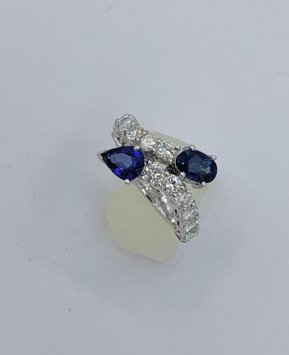 Dies ist ein wunderschöner Royal Blue Sapphire Diamond Snake Bypass Ring in 18 Karat Weißgold.  Der Hochzeits- oder Verlobungsring eignet sich auch perfekt als Mode- oder Cocktailring.  Der Ring ist mit zwei prächtigen königsblauen ovalen und