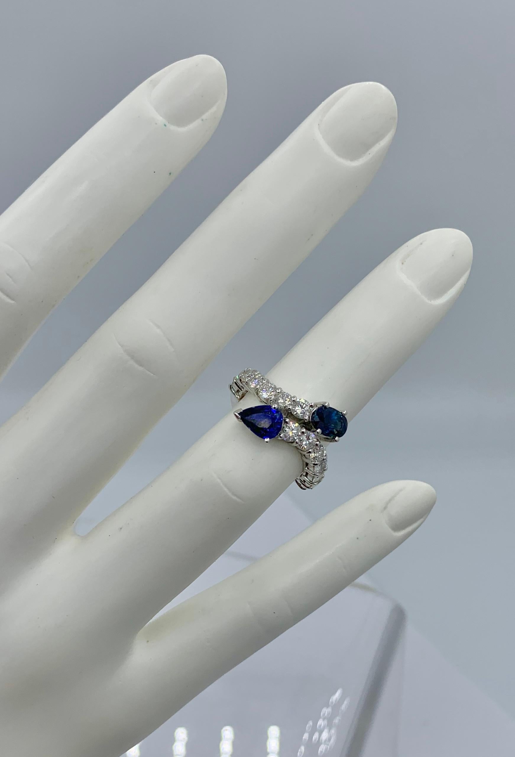 1,4 Karat Königsblauer Saphir 1,4 Karat Diamant Schlange Crossover Ring 18 Karat Gold (Zeitgenössisch) im Angebot