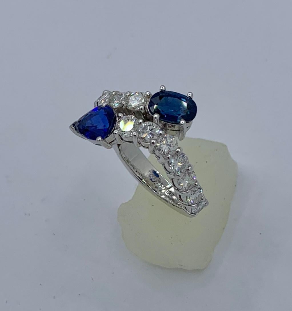 1,4 Karat Königsblauer Saphir 1,4 Karat Diamant Schlange Crossover Ring 18 Karat Gold (Tropfenschliff) im Angebot