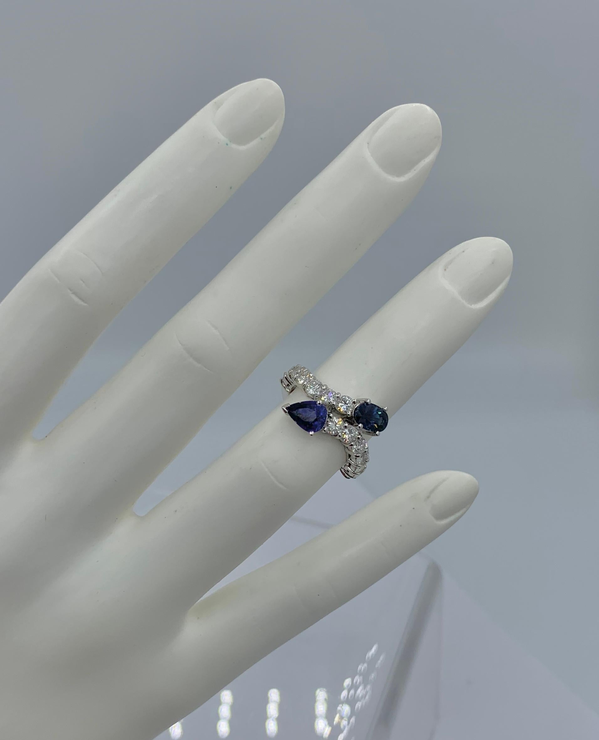 1,4 Karat Königsblauer Saphir 1,4 Karat Diamant Schlange Crossover Ring 18 Karat Gold im Zustand „Hervorragend“ im Angebot in New York, NY
