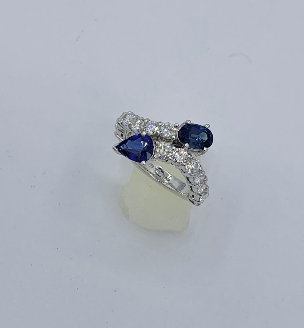 1,4 Karat Königsblauer Saphir 1,4 Karat Diamant Schlange Crossover Ring 18 Karat Gold im Angebot 1