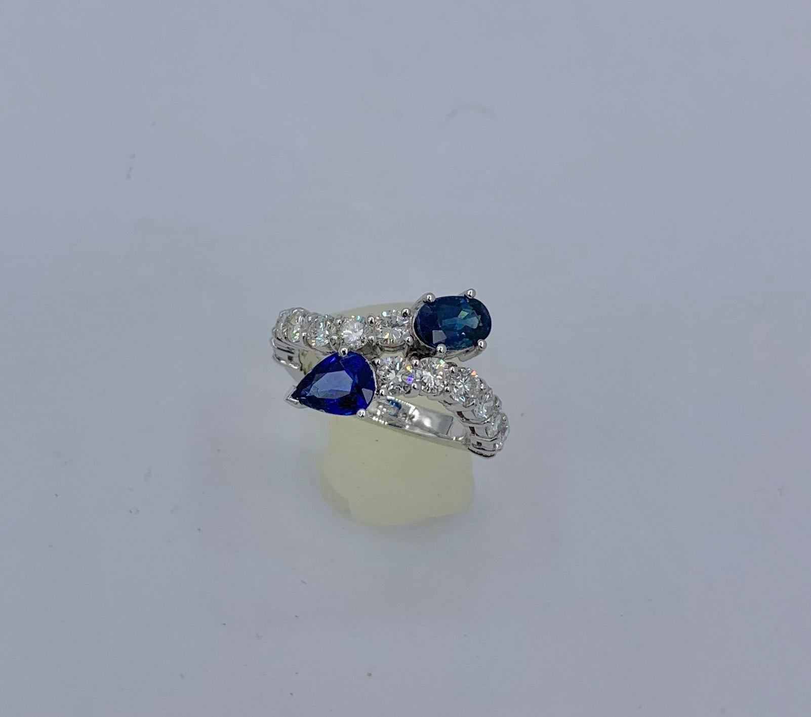 1,4 Karat Königsblauer Saphir 1,4 Karat Diamant Schlange Crossover Ring 18 Karat Gold im Angebot 2