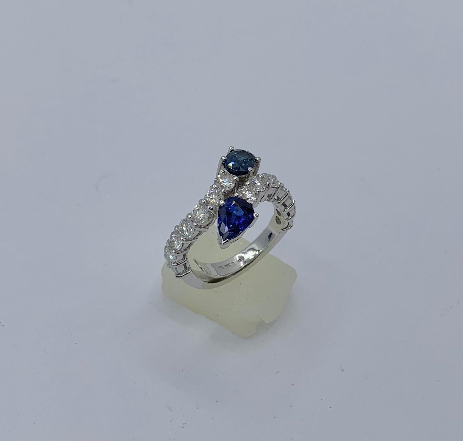1,4 Karat Königsblauer Saphir 1,4 Karat Diamant Schlange Crossover Ring 18 Karat Gold im Angebot 3