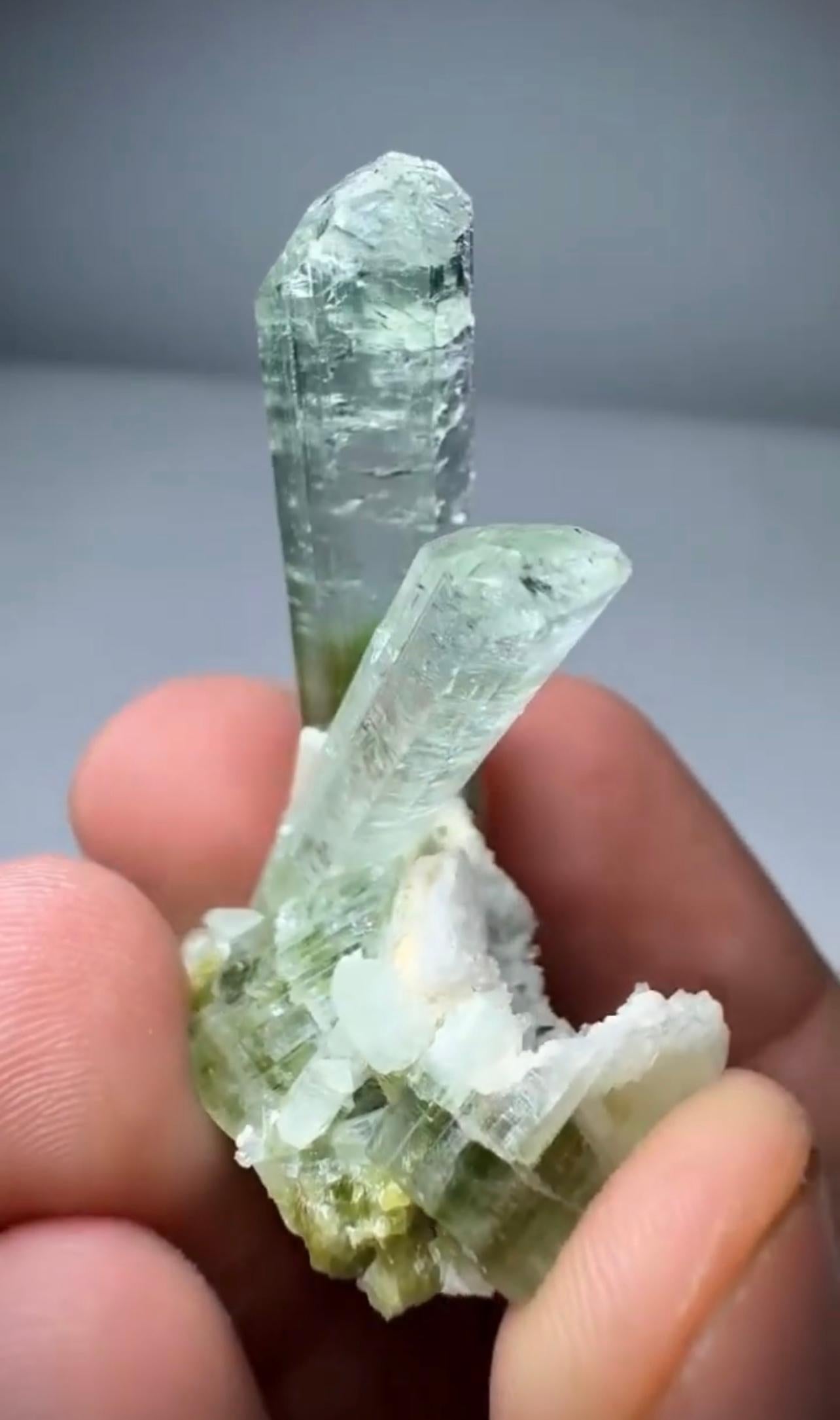Stile Adam 14 grammi di estetici cristalli di tormalina in piedi provenienti dall'Afghanistan in vendita