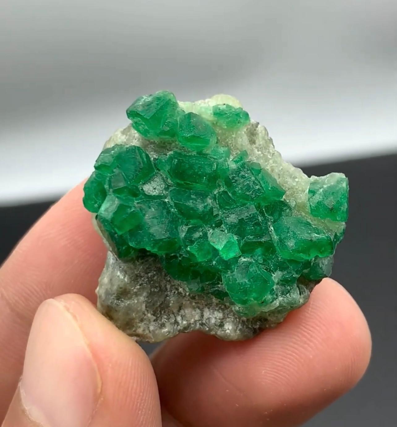 14 Grams Green Robust Cluster Of Emerald Crystals On Calcite From Pakistan In Good Condition For Sale In Peshawar, PK