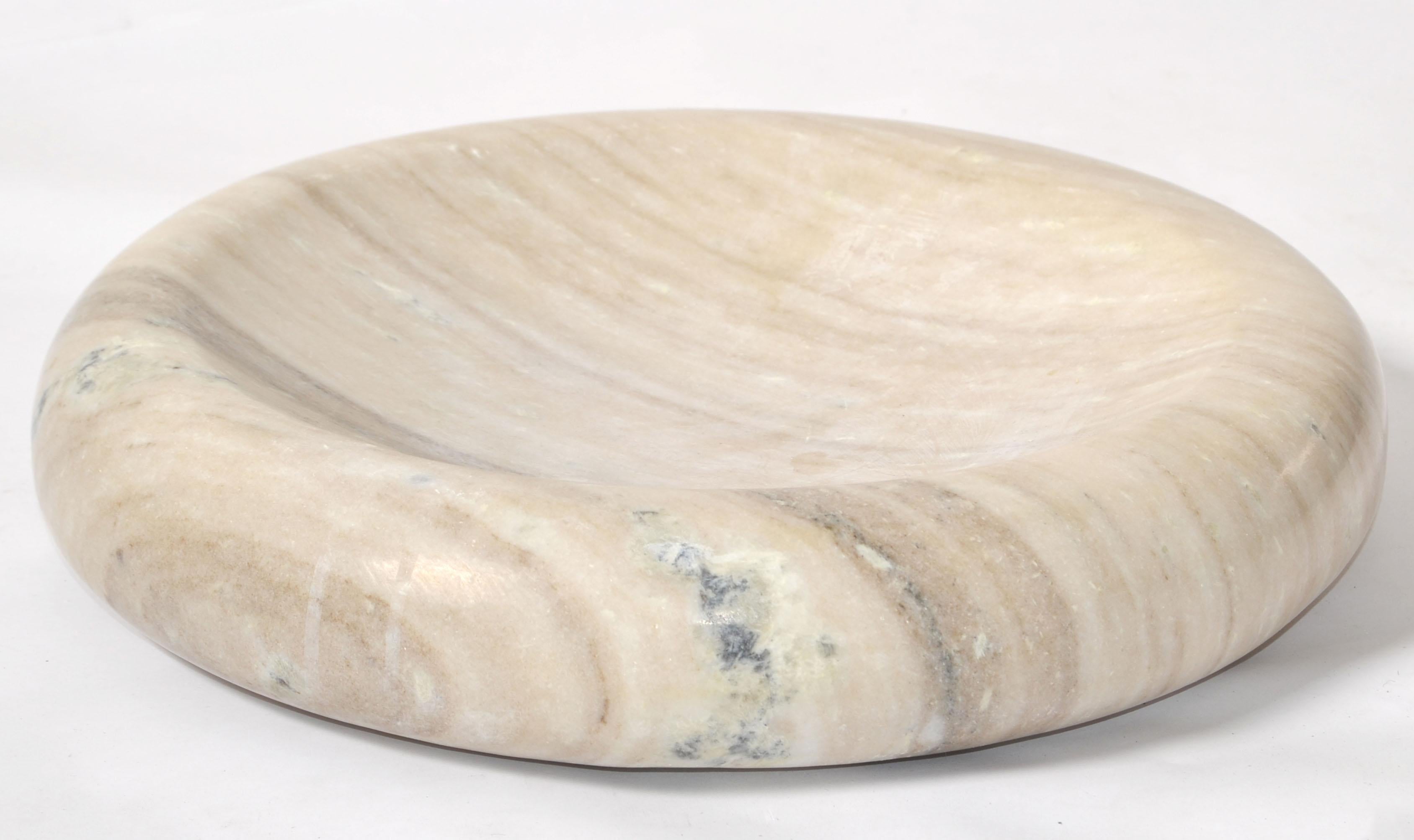 20. Jahrhundert Mid-Century Modern handgefertigt 14 Zoll geädert tan, beige Carrara Marmor Schüssel, Teller, Tafelaufsatz in Italien gemacht.
Diese Schale ist erstaunlich gut verarbeitet, sehr schwer und dekorativ für einen klassischen italienischen