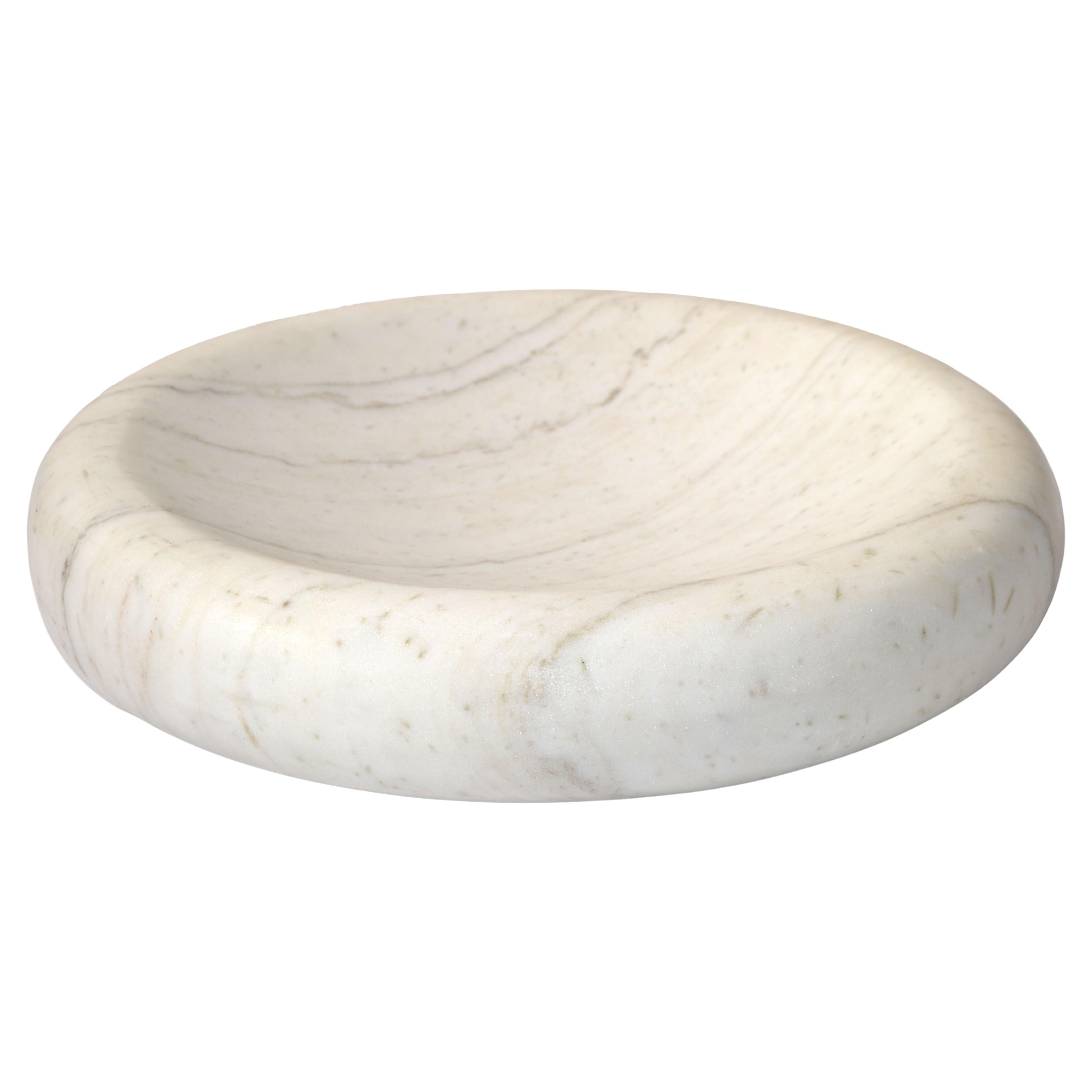 Ciotola, piatto e centrotavola in marmo di Carrara venato bianco del XX secolo, realizzato a mano da 14 pollici.
Questa ciotola è incredibilmente lavorata, molto pesante e decorativa su un tavolo classico italiano.
Grazie al suo bellissimo design e