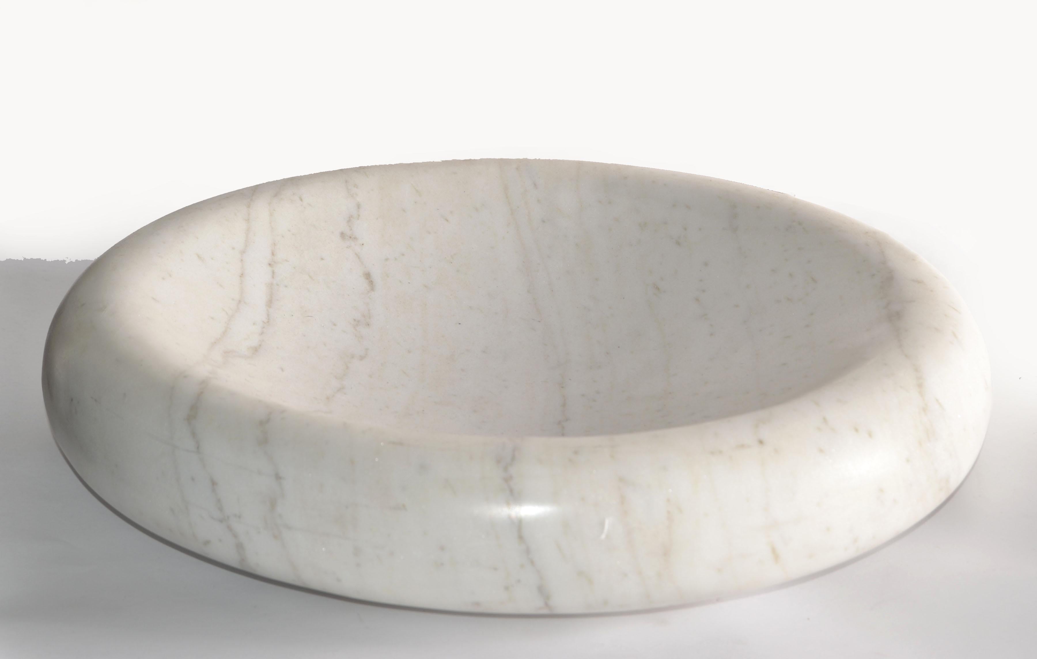 Mid-Century moderno 14 pollici Mid-Century Modern Round White Carrara Marble Bowl Centerpiece Italia in vendita
