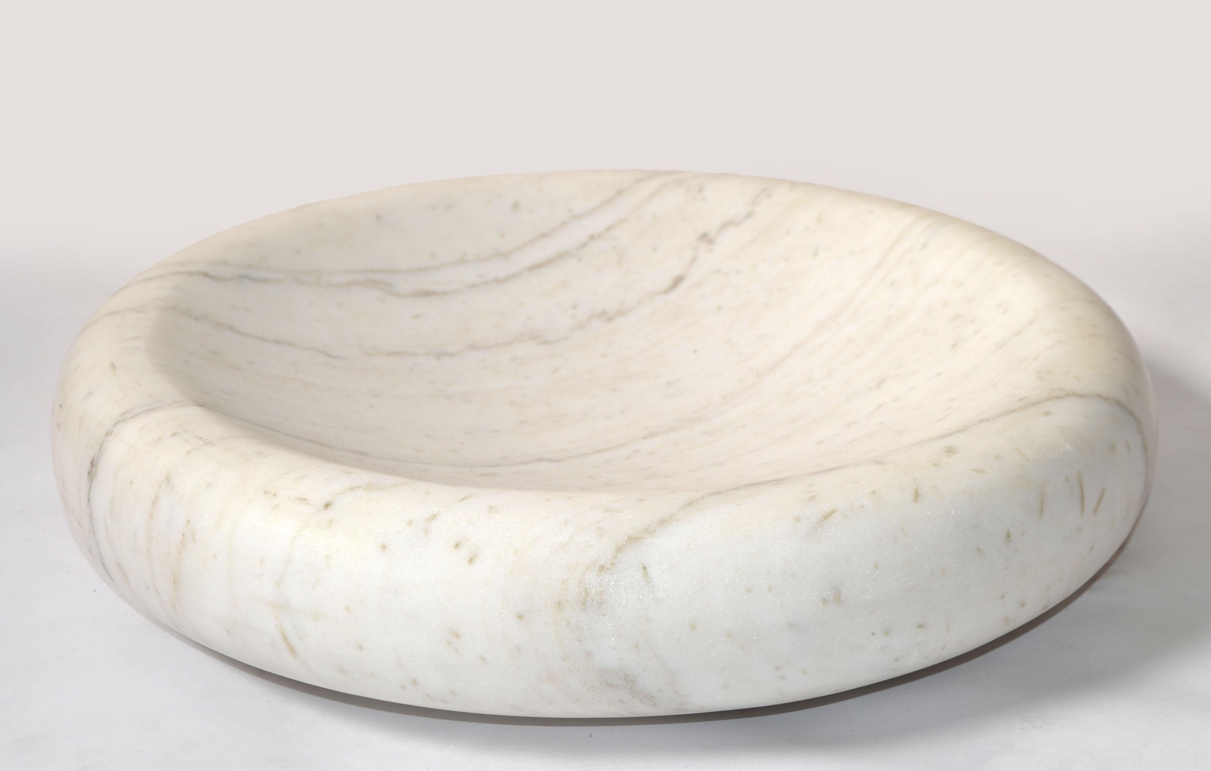 Italiano 14 pollici Mid-Century Modern Round White Carrara Marble Bowl Centerpiece Italia in vendita