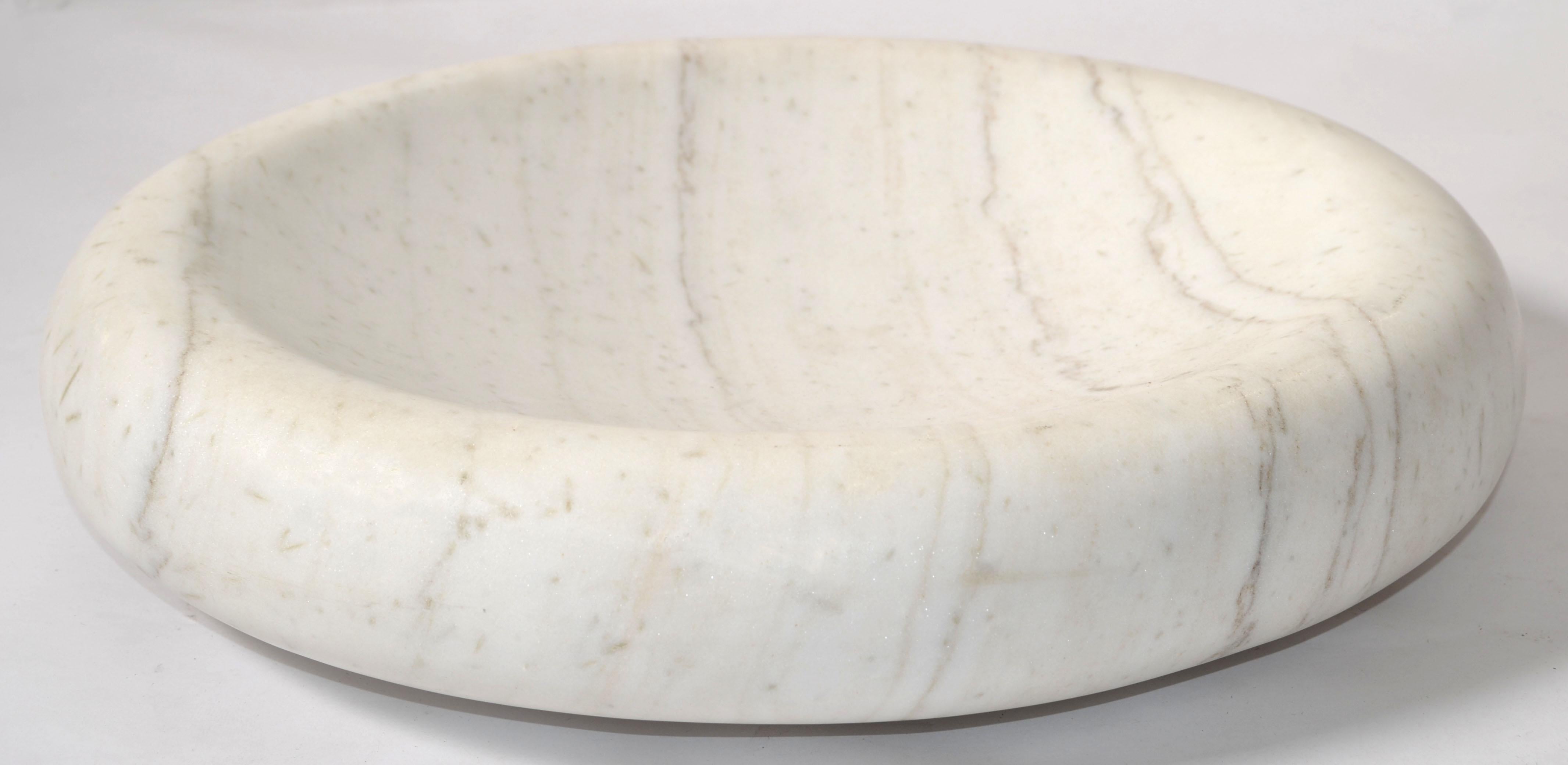 Intagliato a mano 14 pollici Mid-Century Modern Round White Carrara Marble Bowl Centerpiece Italia in vendita