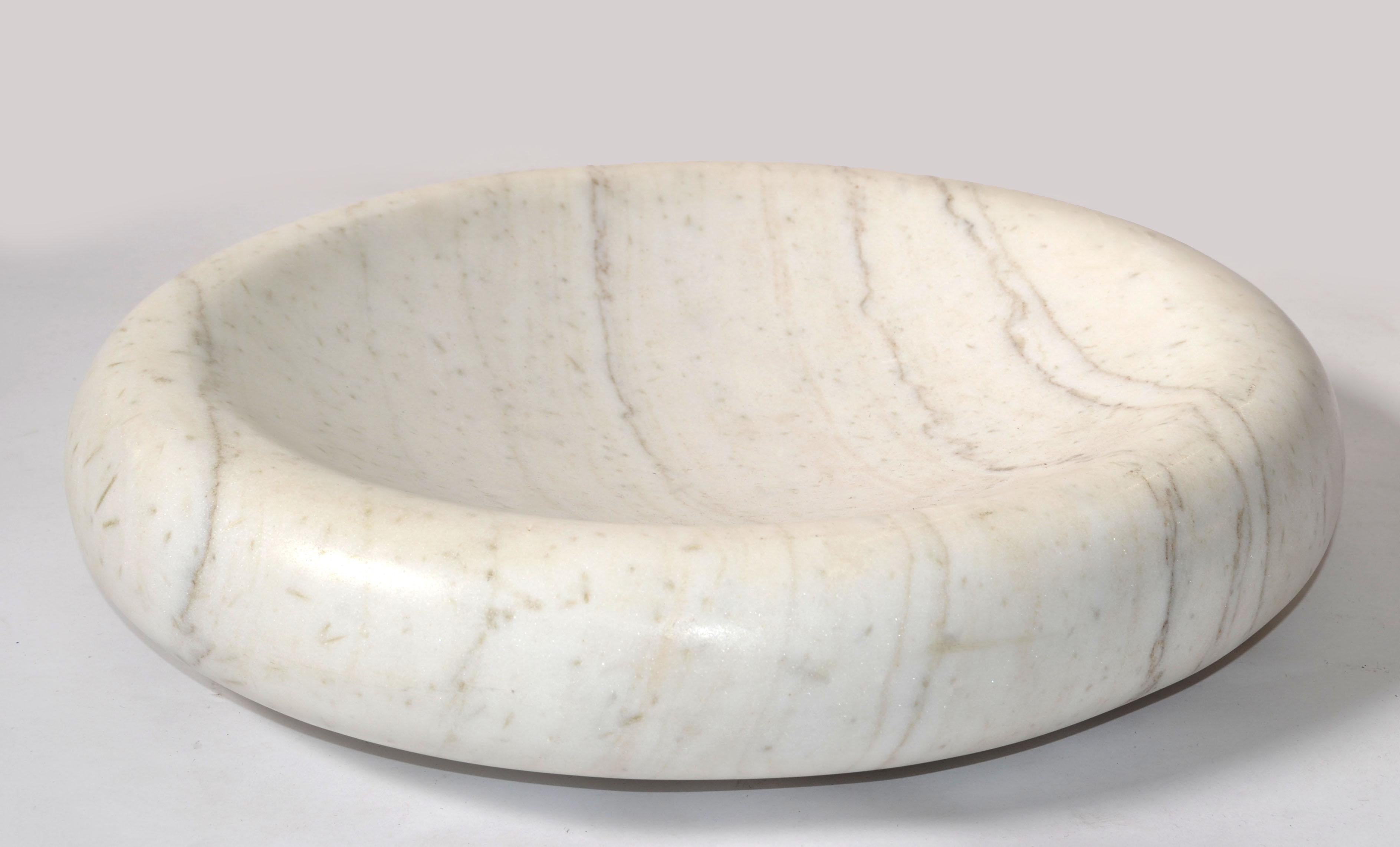 14 pollici Mid-Century Modern Round White Carrara Marble Bowl Centerpiece Italia In condizioni buone in vendita a Miami, FL