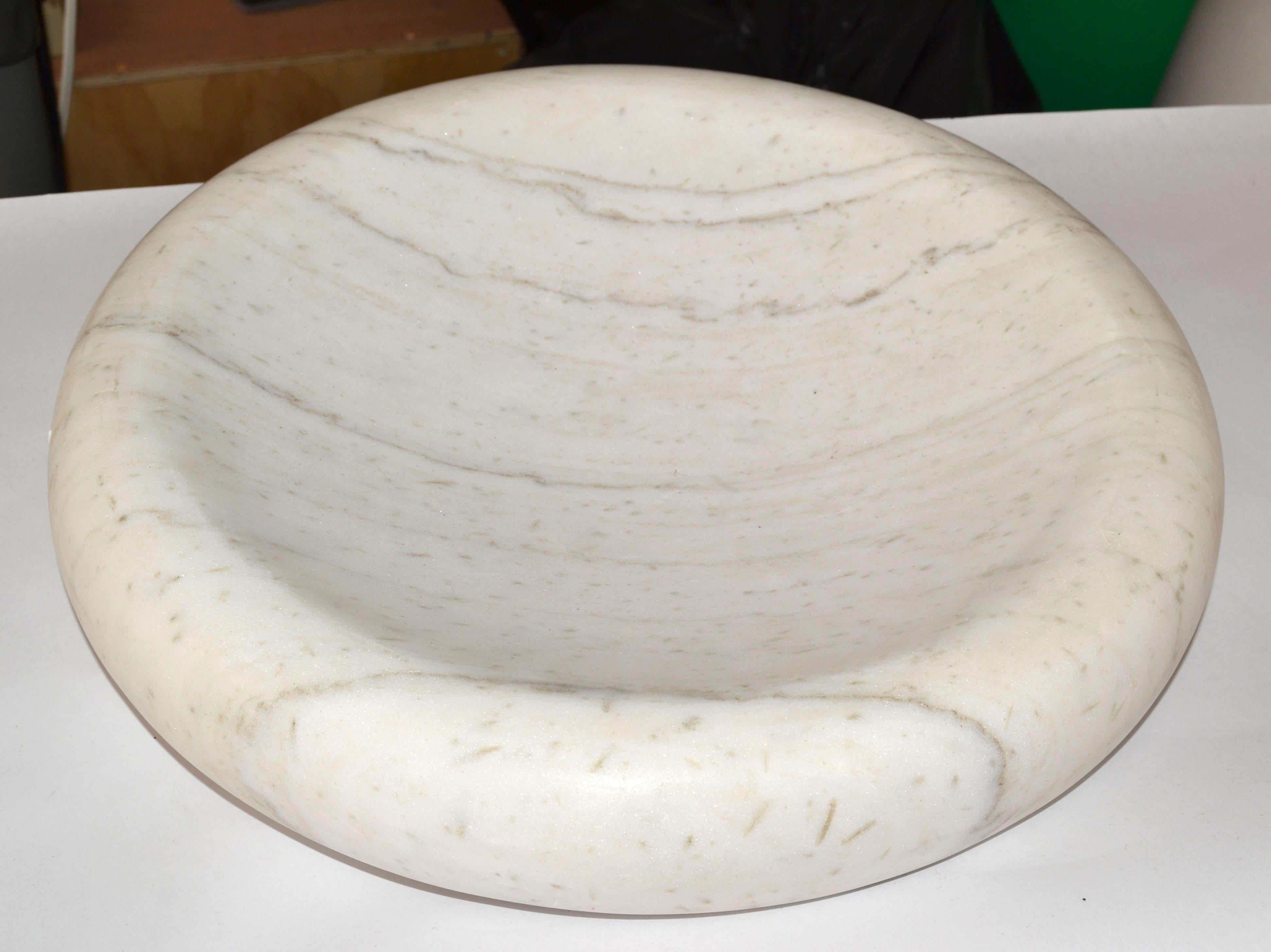 XX secolo 14 pollici Mid-Century Modern Round White Carrara Marble Bowl Centerpiece Italia in vendita