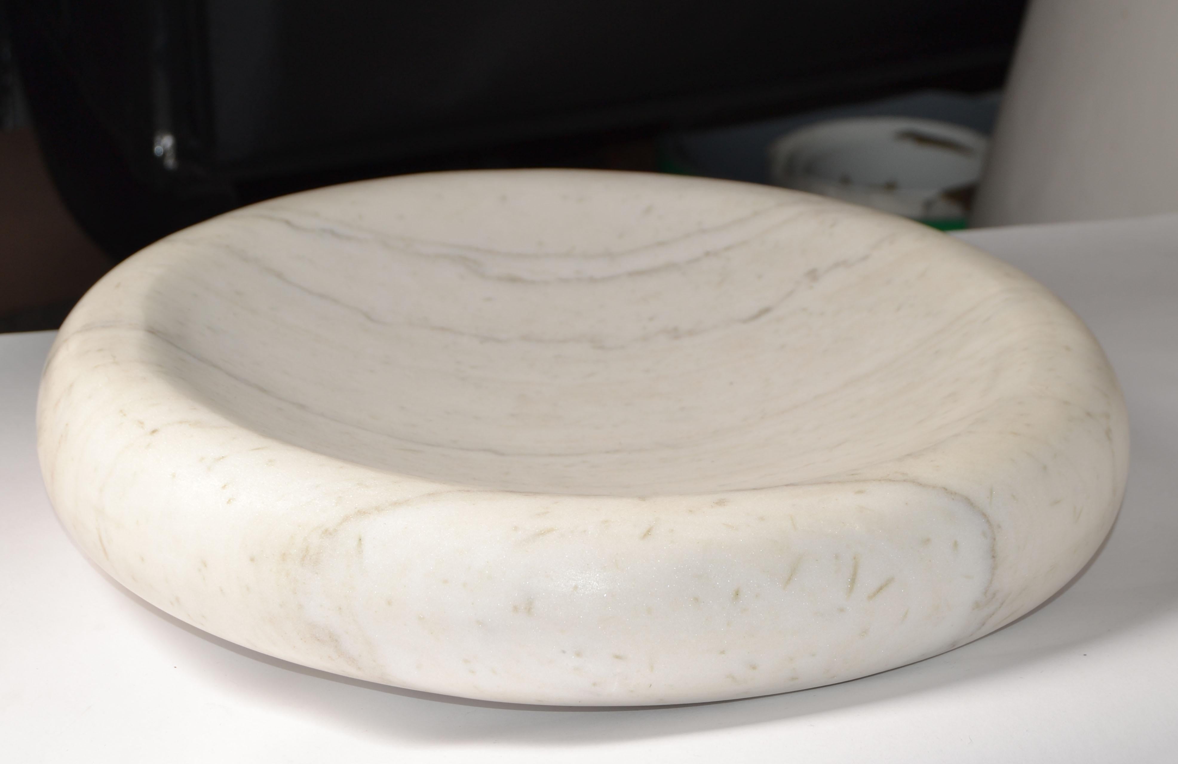Marmo di Carrara 14 pollici Mid-Century Modern Round White Carrara Marble Bowl Centerpiece Italia in vendita