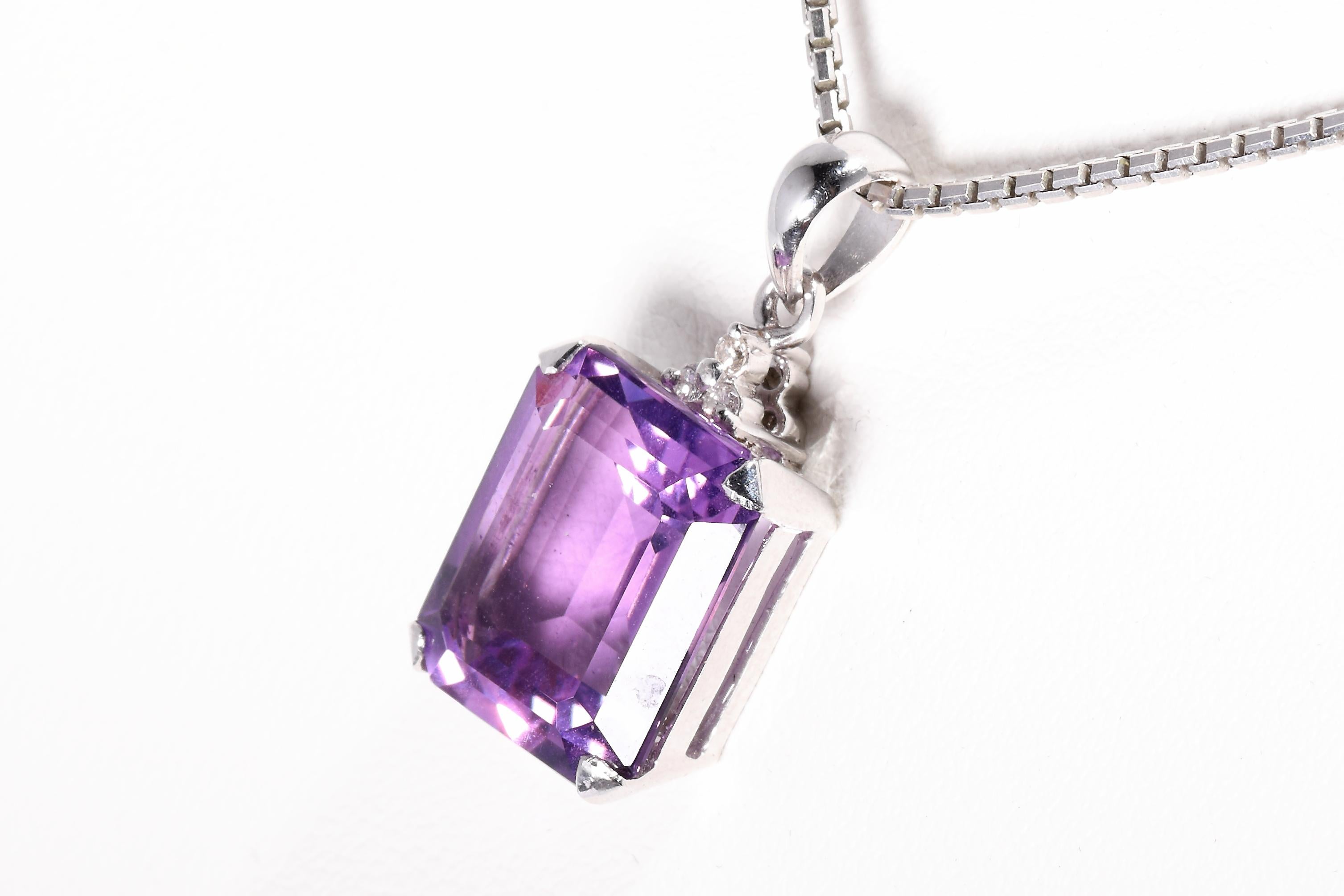 14 k white gold
hallmarked with fineness 585
9,5 ct Amethyst
0,05 ct diamonds
length ca. 22 mm
width ca 12 mm
weight 3,5 Grams