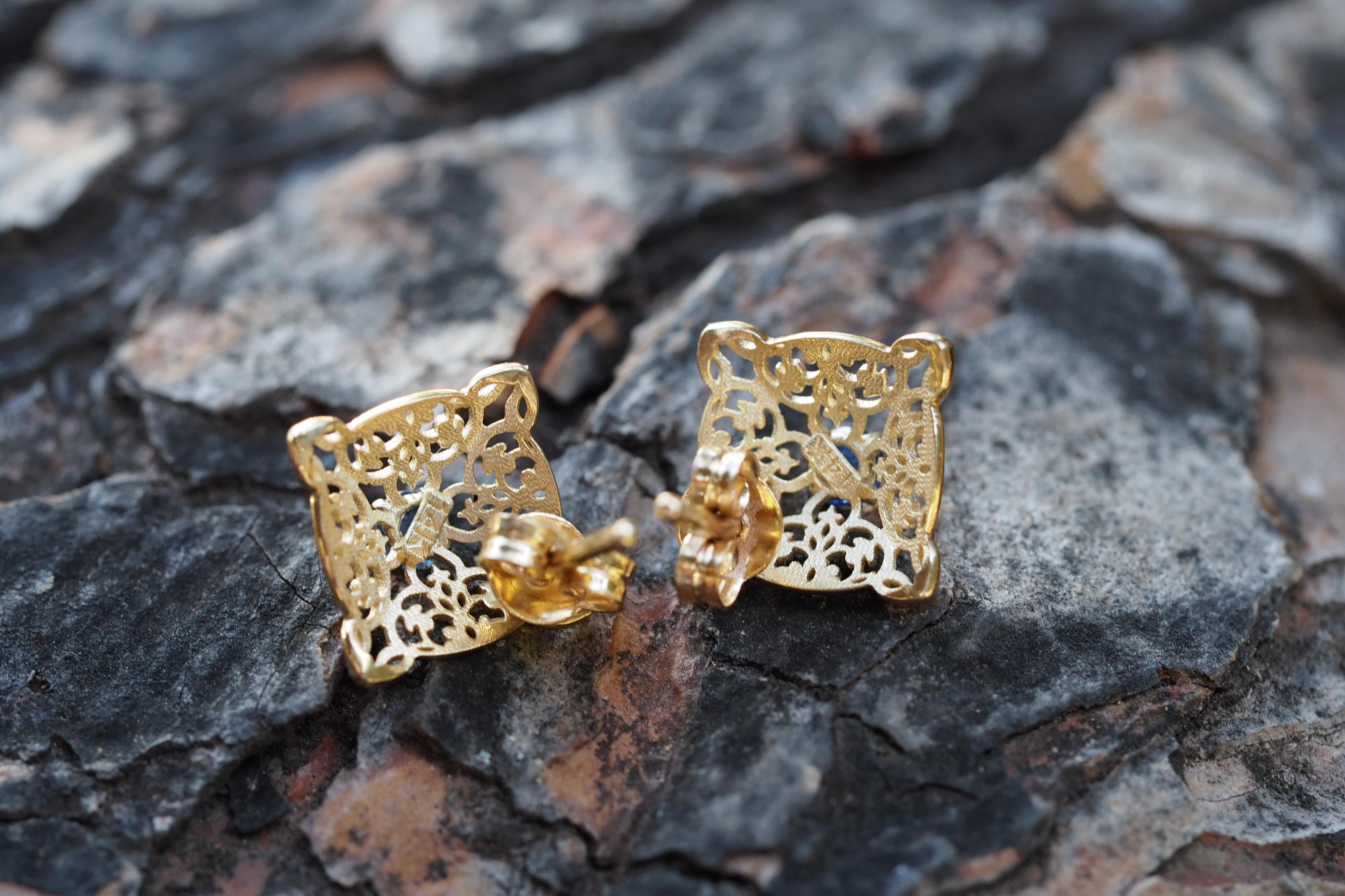 14 K Gold Earrings Studs with Oriental Pattern Set with Central Sapphires For Sale 4