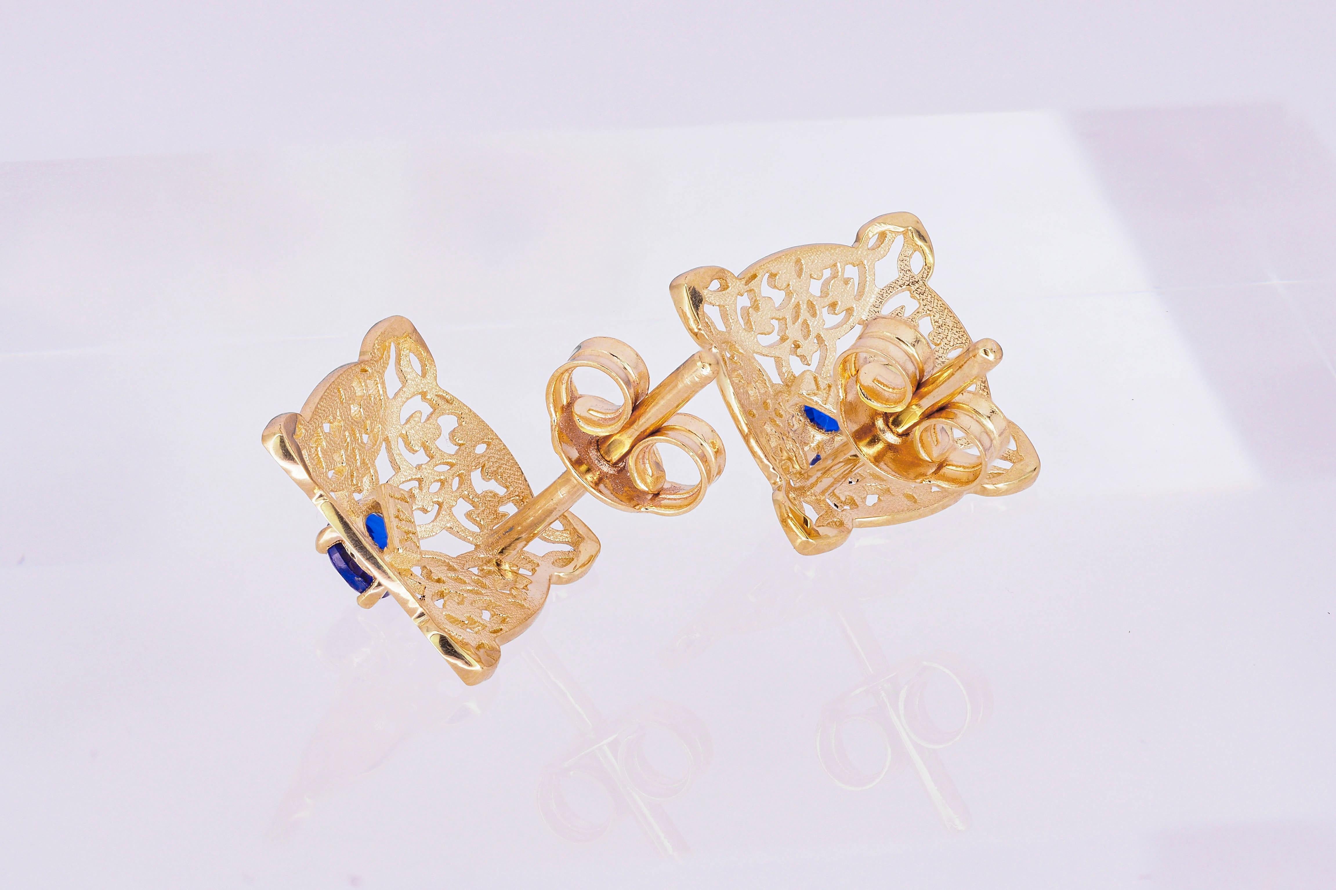 Round Cut 14 K Gold Earrings Studs with Oriental Pattern Set with Central Sapphires For Sale