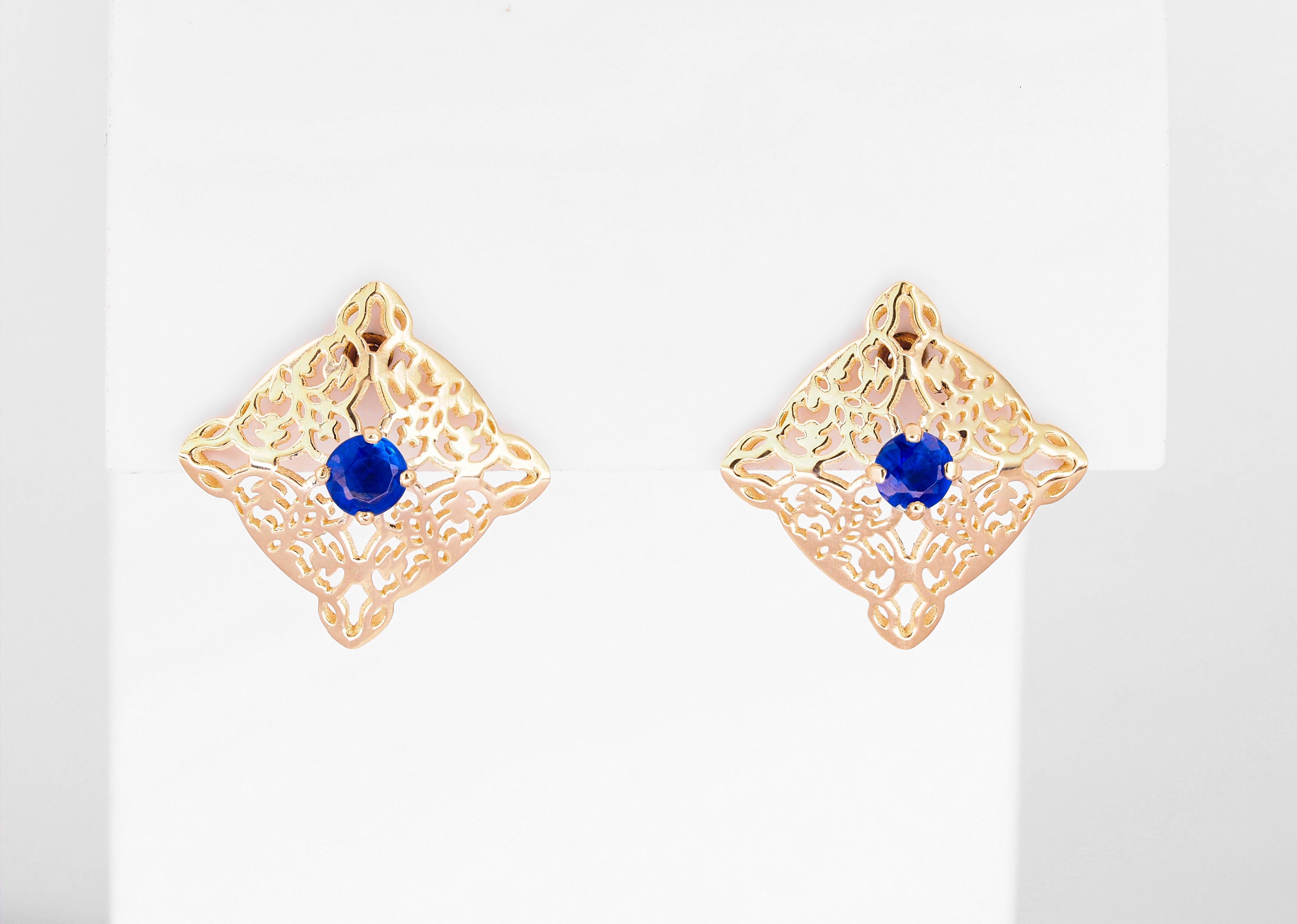 14 K Gold Earrings Studs with Oriental Pattern Set with Central Sapphires In New Condition For Sale In Istanbul, TR