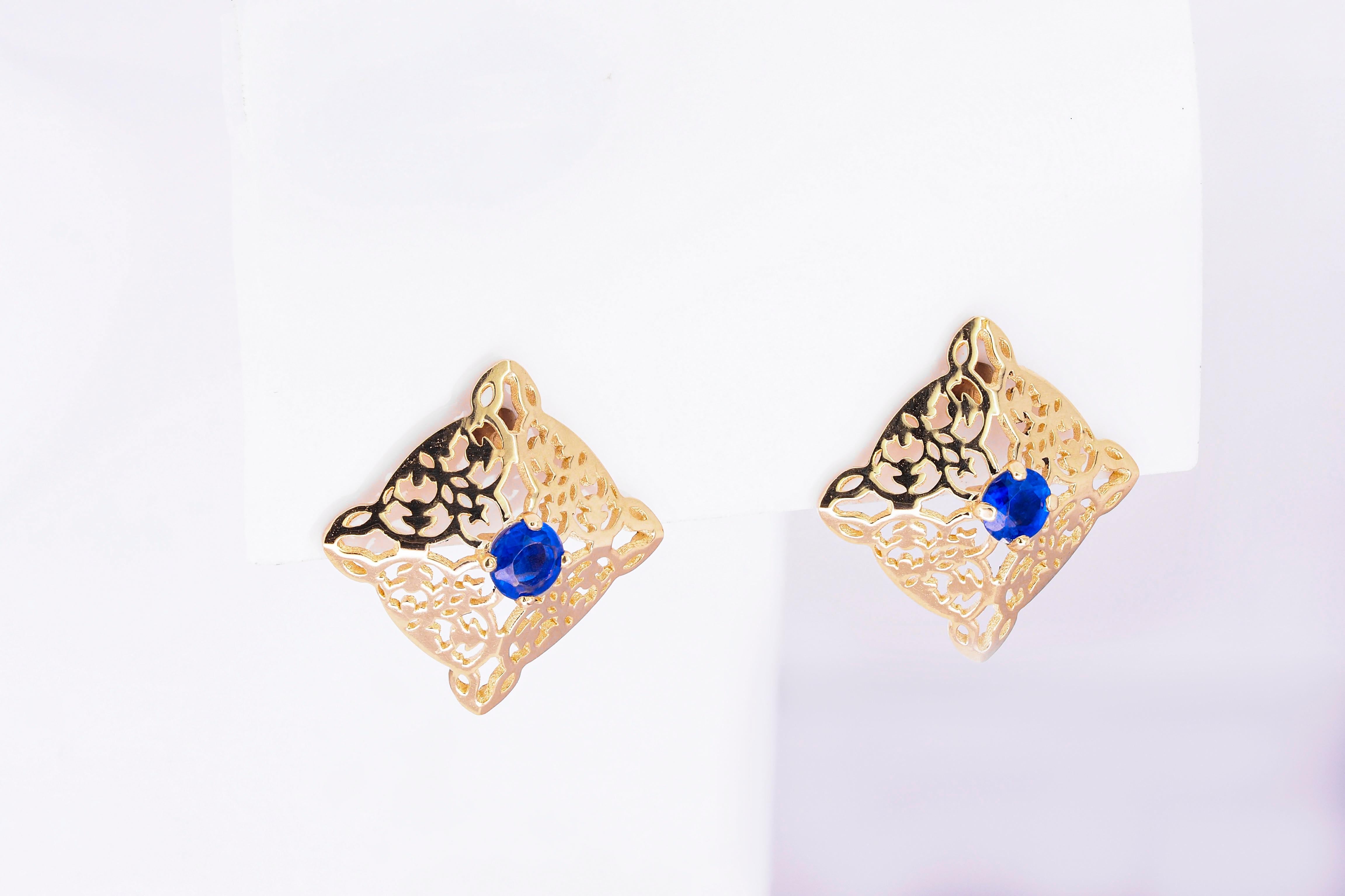 14 K Gold Earrings Studs with Oriental Pattern Set with Central Sapphires For Sale 1