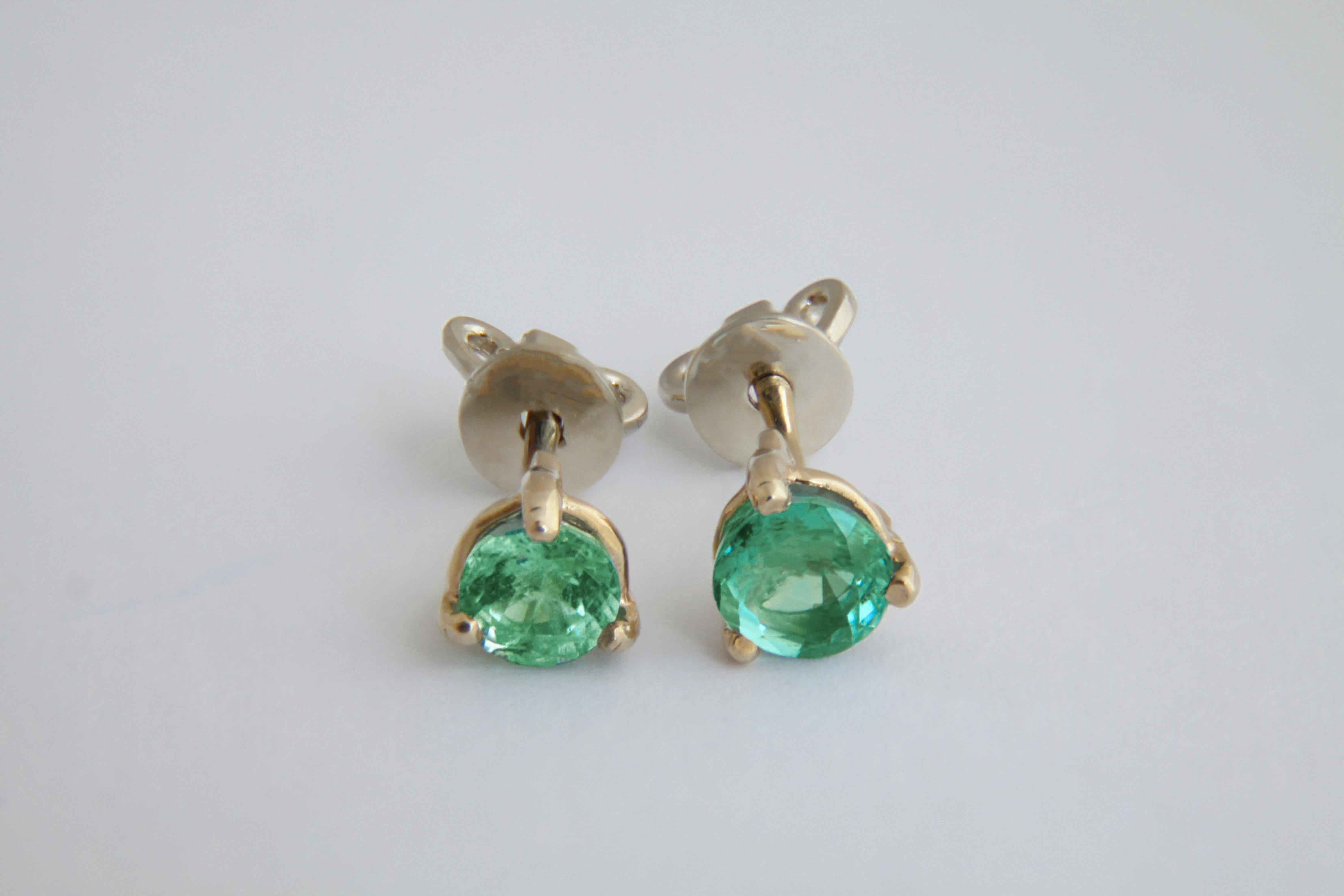 Natural emerald stud earrings. 14k solid gold earrings with emeralds. May birthstone earrings. Green gemstone studs. Round emerald earrings. 

Metal type: 14kt solid gold
Weight: 2 gr
Central stones: Natural emeralds
Cut: Round
size: 4-4.4mm
Total