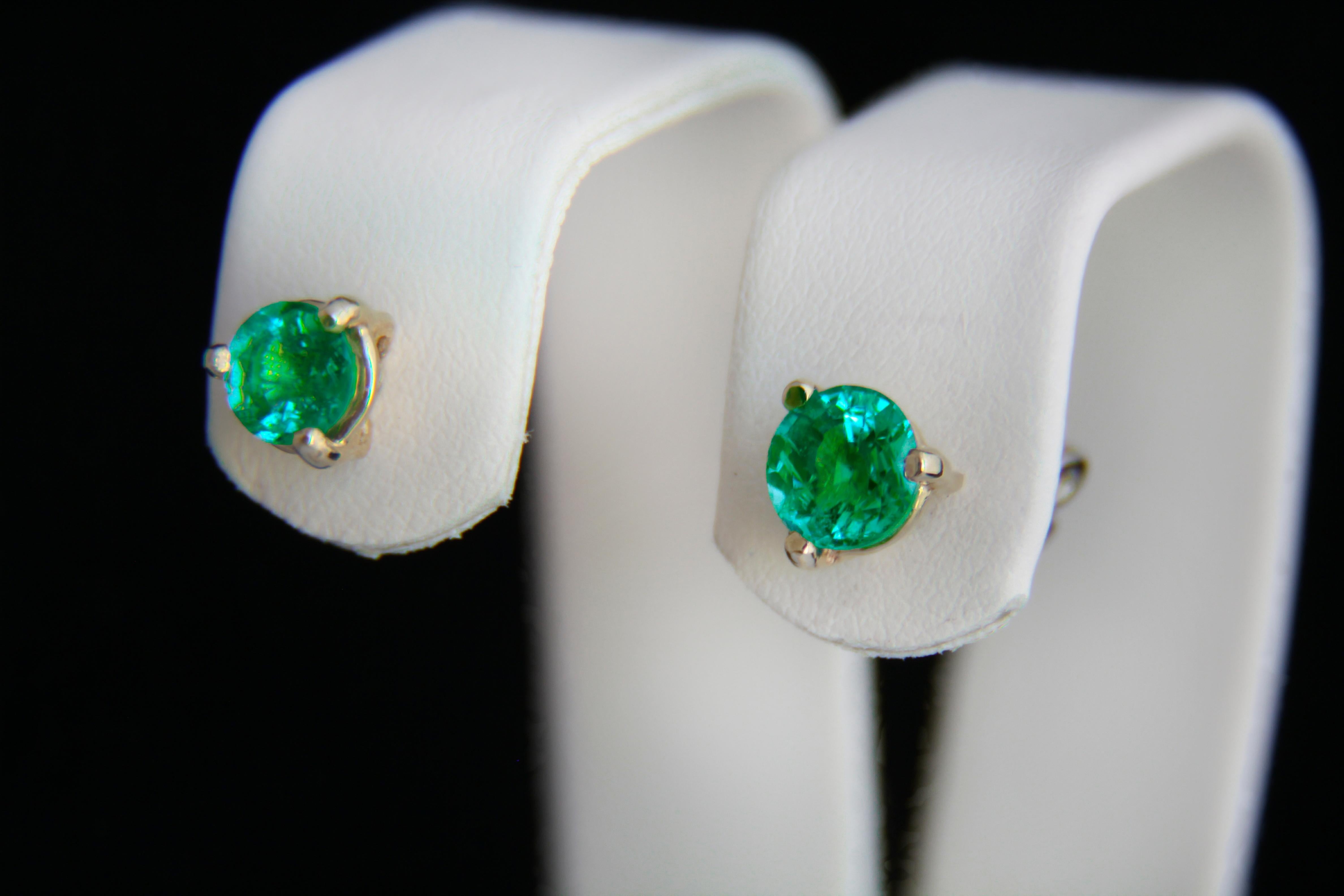 14 K Gold Earrings with Genuine Emeralds, Emerald Stud Earrrings In New Condition For Sale In Istanbul, TR