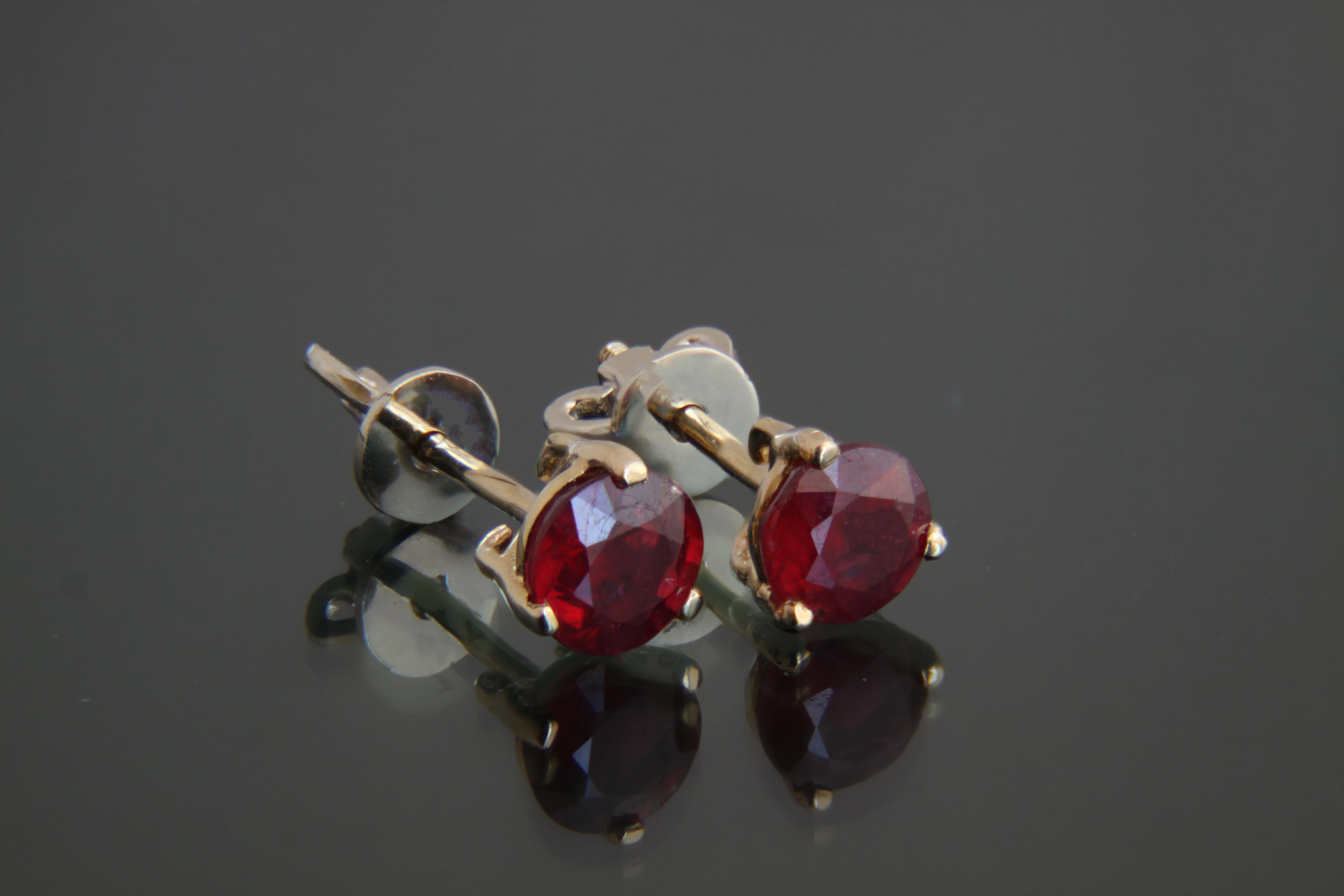 Clous d'oreilles en or 14 carats avec rubis véritable et rubis Neuf - En vente à Istanbul, TR
