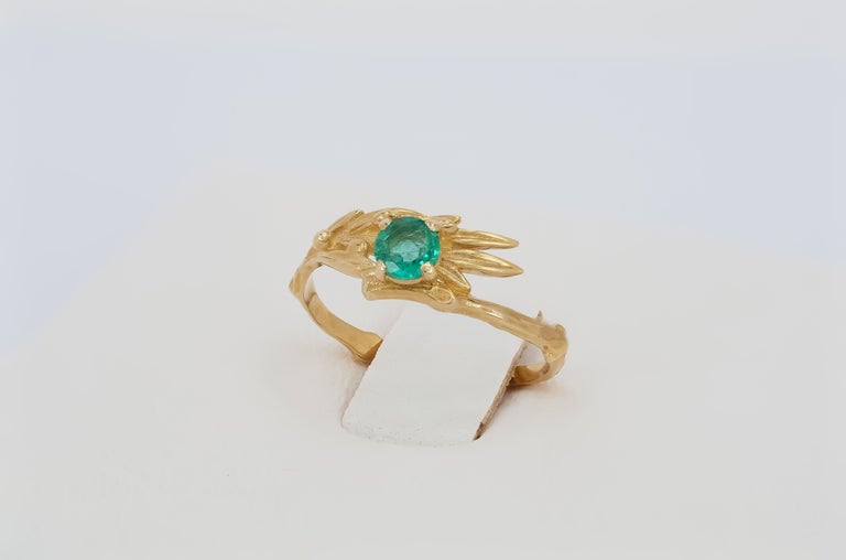 14 K Gold Olive Ring with Round Emerald For Sale 1