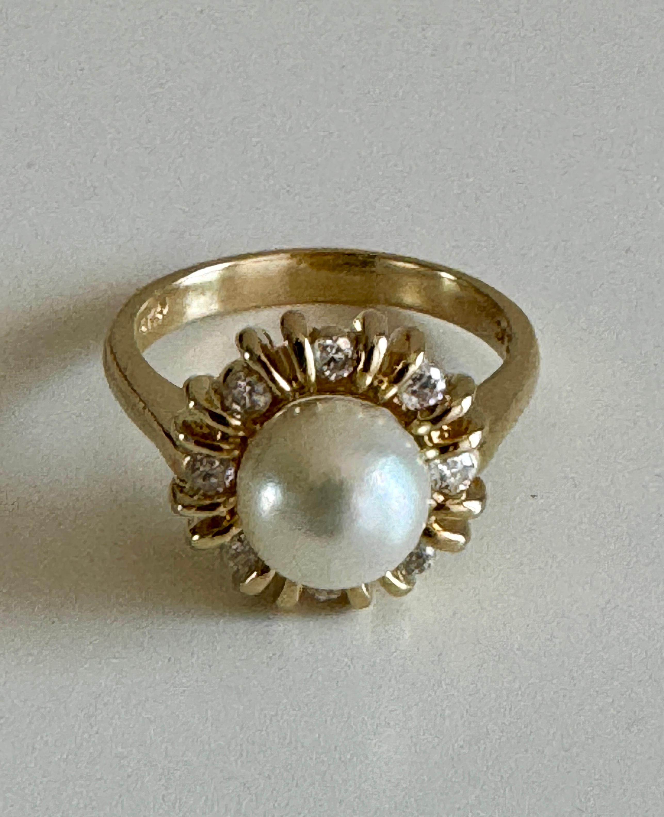 14 K Gold Pearl Diamond Ring In Excellent Condition For Sale In Lake Worth, FL