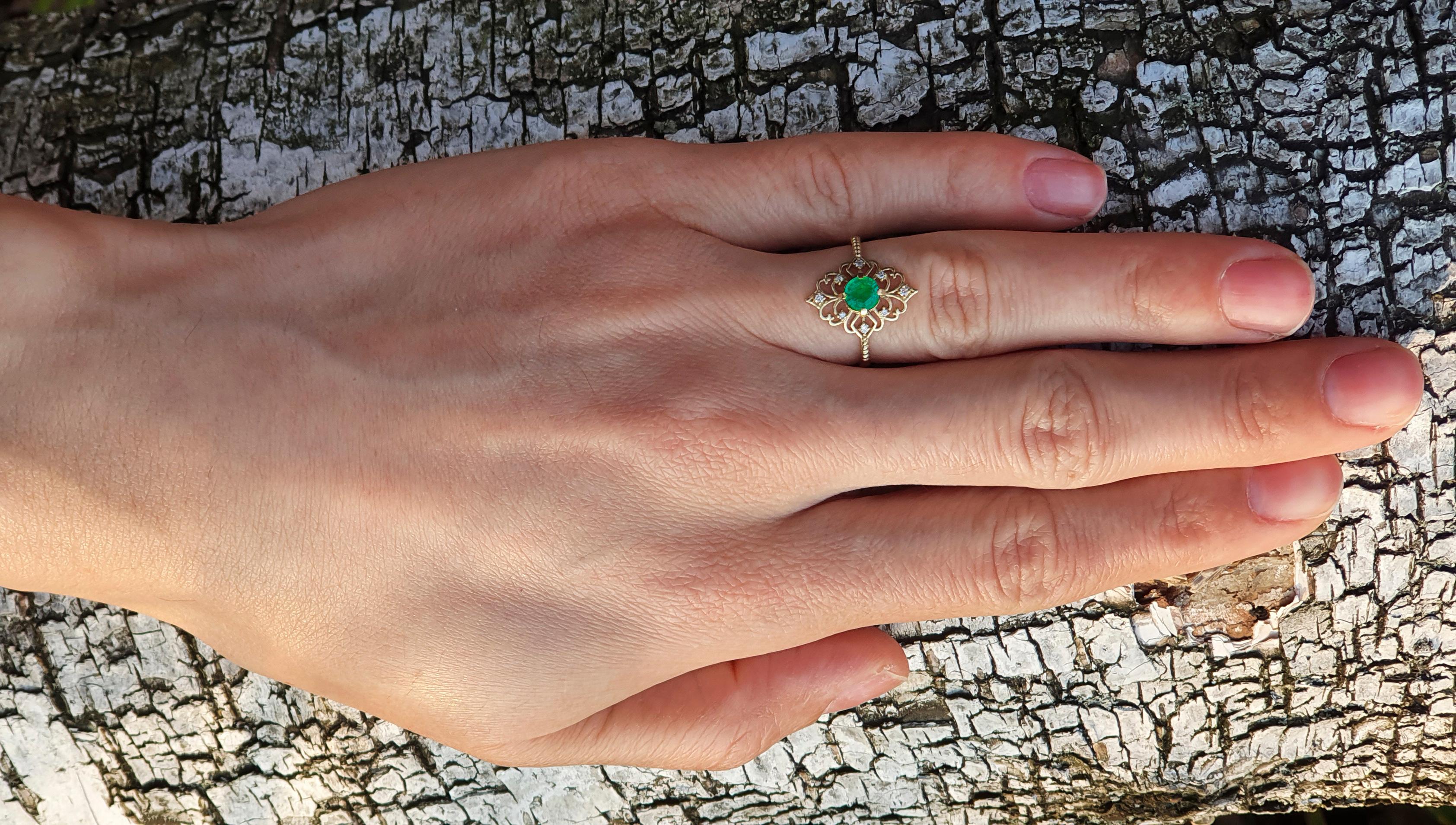 14 K Gold Ring with Emerald and Diamonds 5