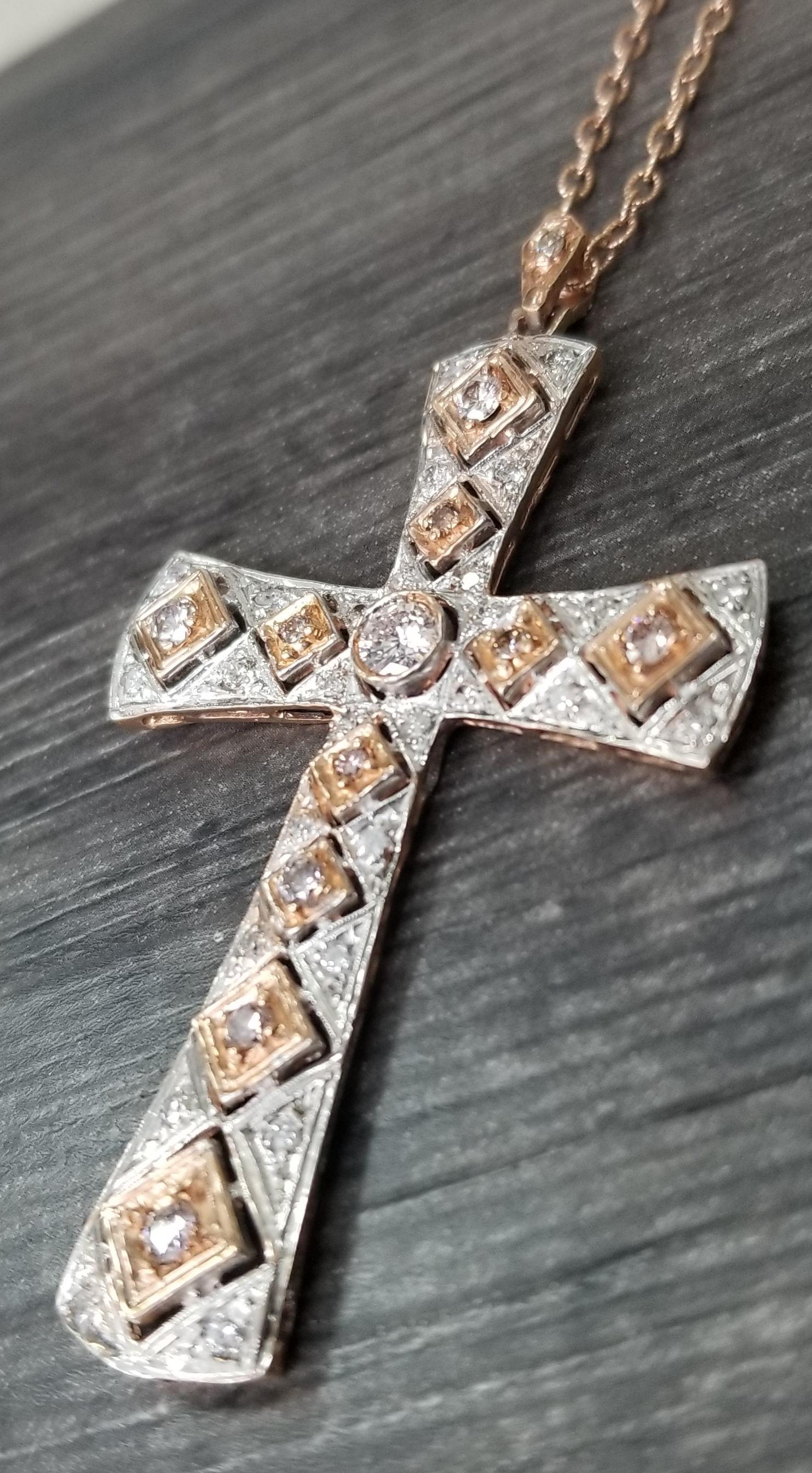 Taille ronde Croix « ancienne » en or rose 14 carats avec 12 diamants ronds « rose clair » naturels en vente