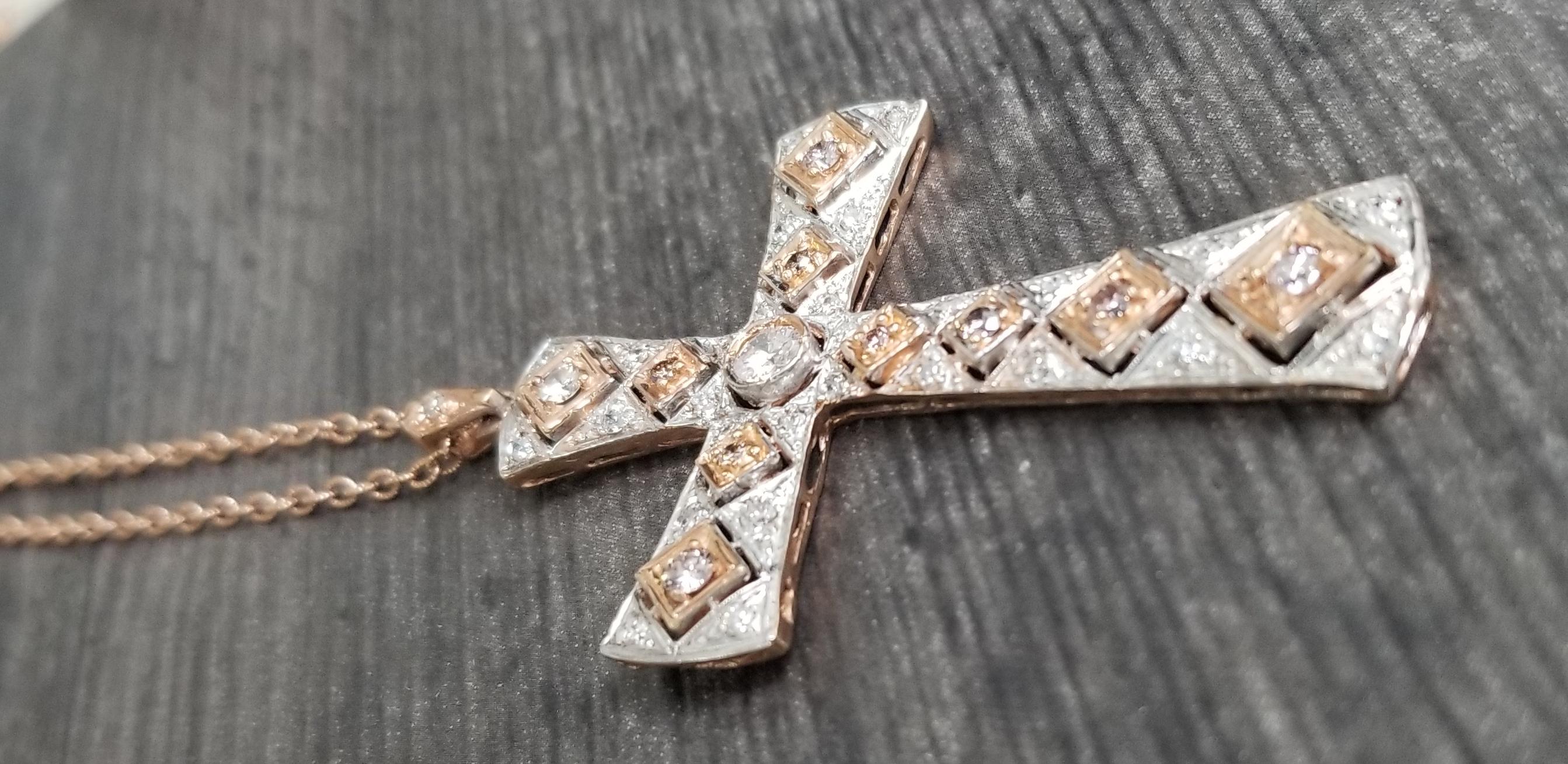 Croix « ancienne » en or rose 14 carats avec 12 diamants ronds « rose clair » naturels Neuf - En vente à Los Angeles, CA