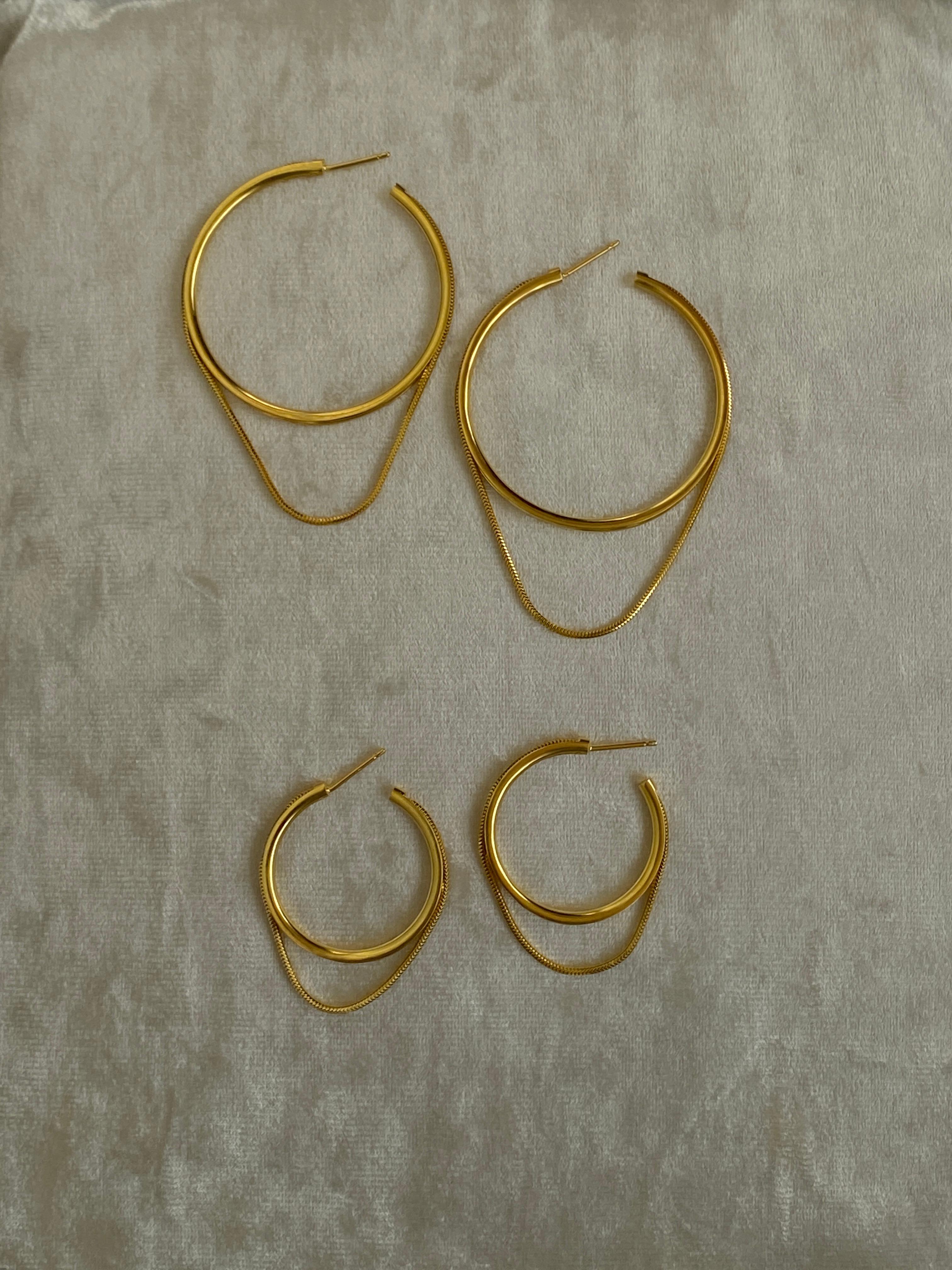 Twinkler Hoops Earrings 
EXCLUSIVELY SOLD ON 1STDIBS

The twinkler small hoops are a combination of a classic and a touch of snake chain that adds movement to your look. These hoops are the perfect size to add just the right amount of shimmer to