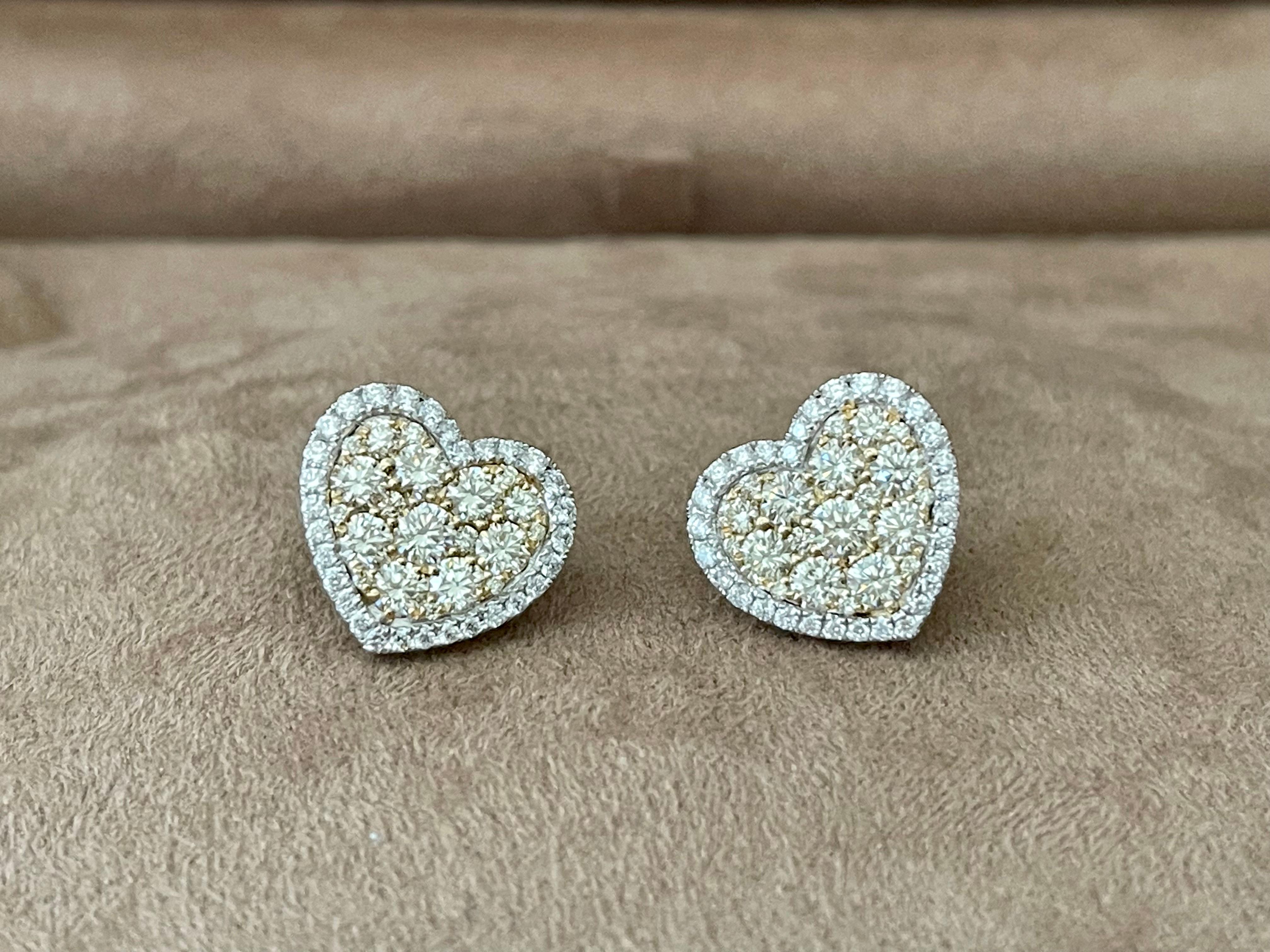 Boucles d'oreilles en forme de cœur en or 14 K K, serties de diamants pavés. Ces boucles d'oreilles féminines et romantiques sont serties de diamants étincelants. Le symbole parfait de l'amour pour l'être cher.
Ces boucles d'oreilles absolument
