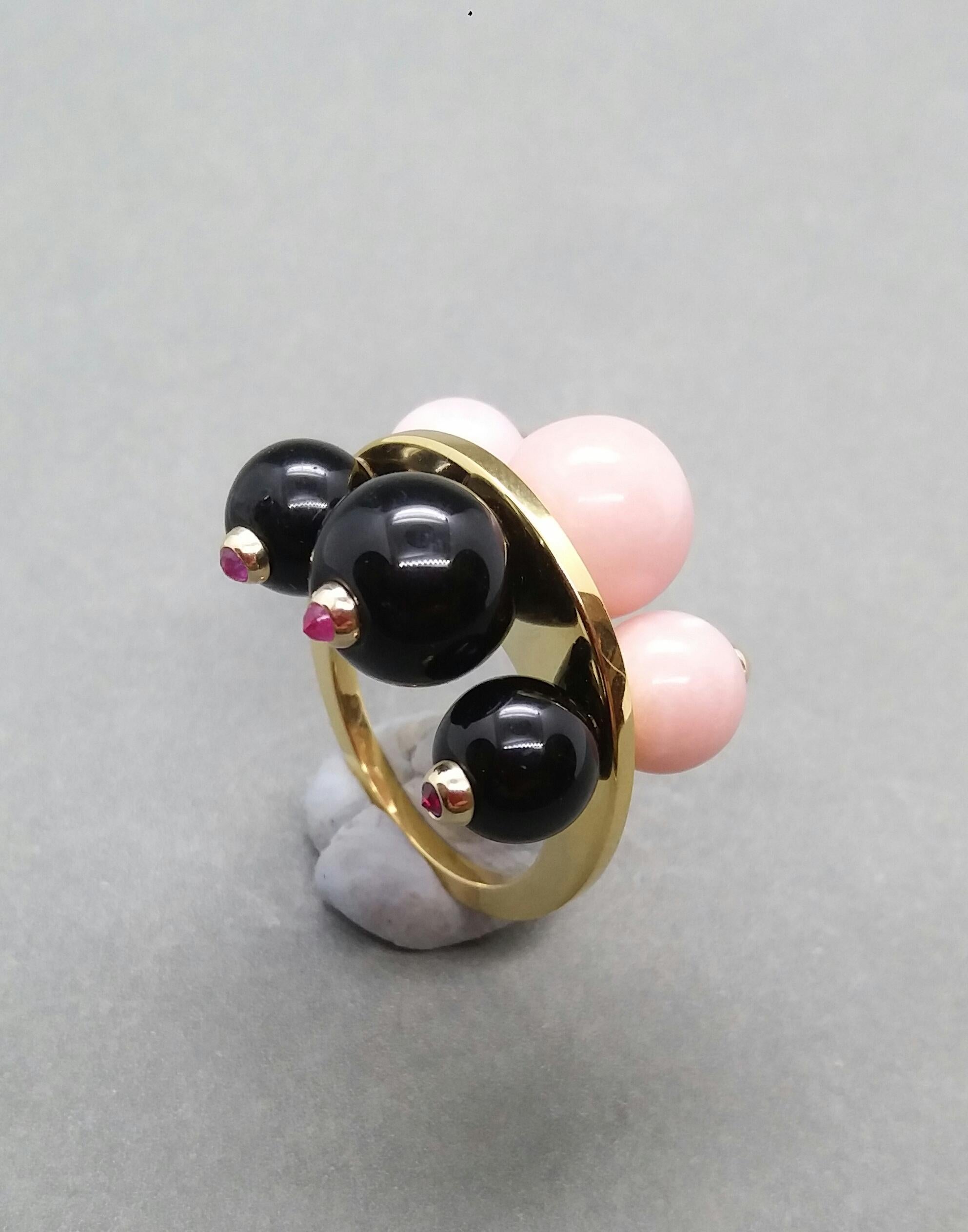 Bague en or 14 carats, onyx noir, opale rose, perles rondes, rubis et diamants noirs en vente 2