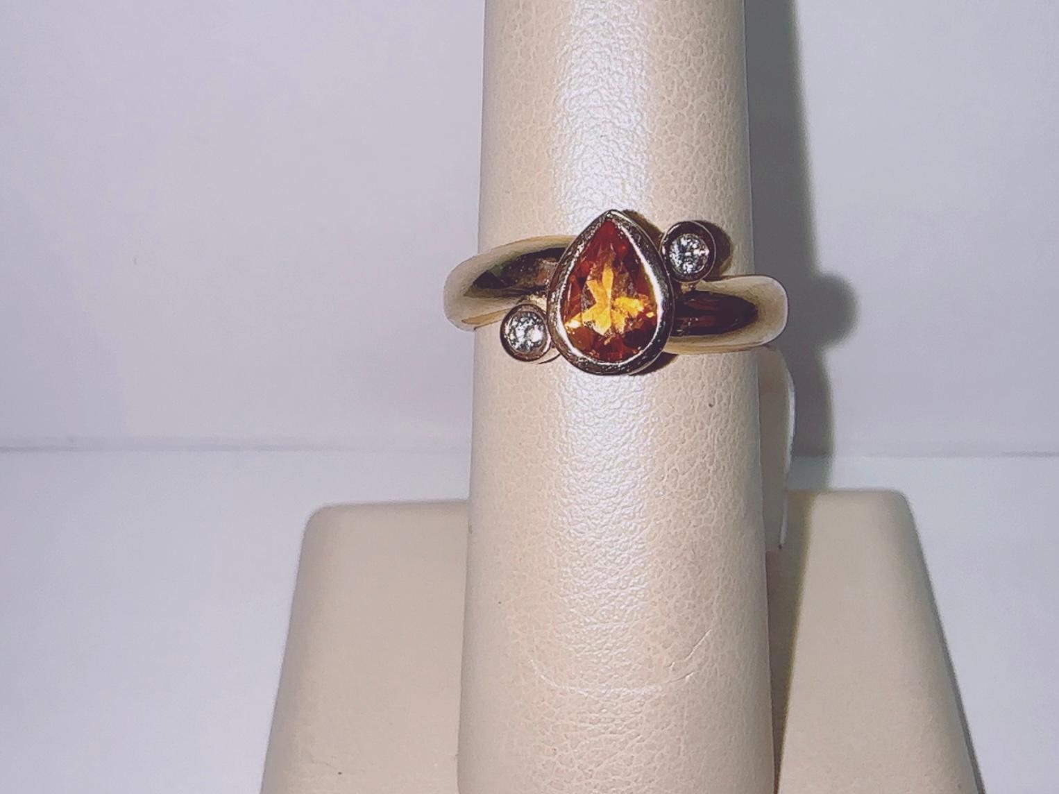 Contemporain Bague en or jaune 14 carats avec diamants en vente