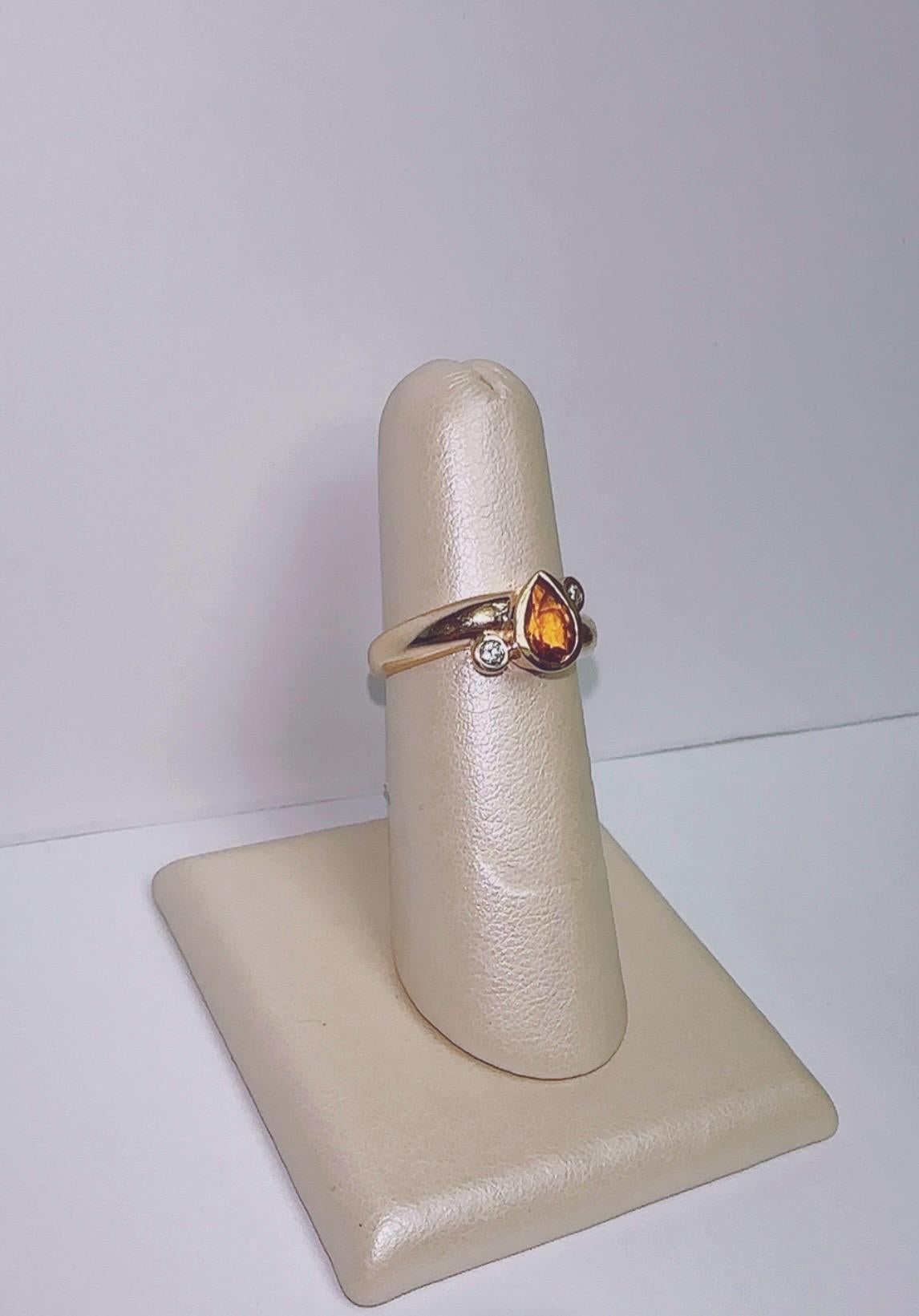 Taille poire Bague en or jaune 14 carats avec diamants en vente