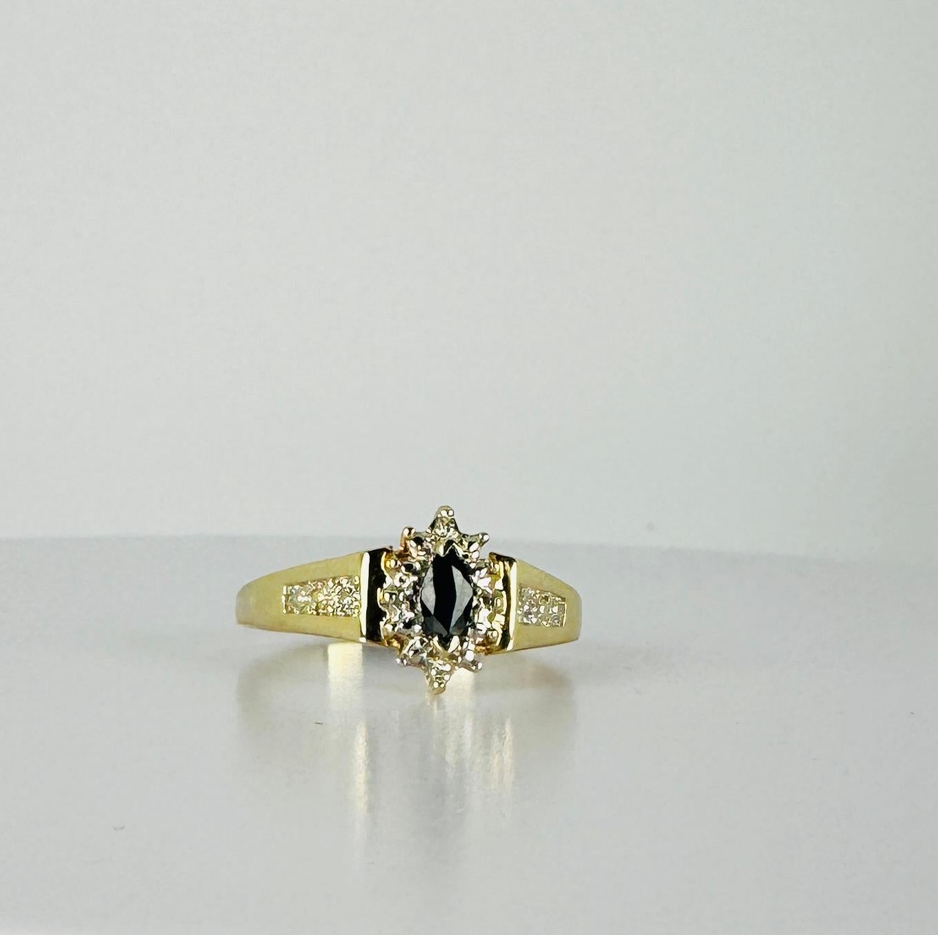 Ring aus 14 Karat Gelbgold mit blauem Saphir im Ovalschliff und Stimulationen 8