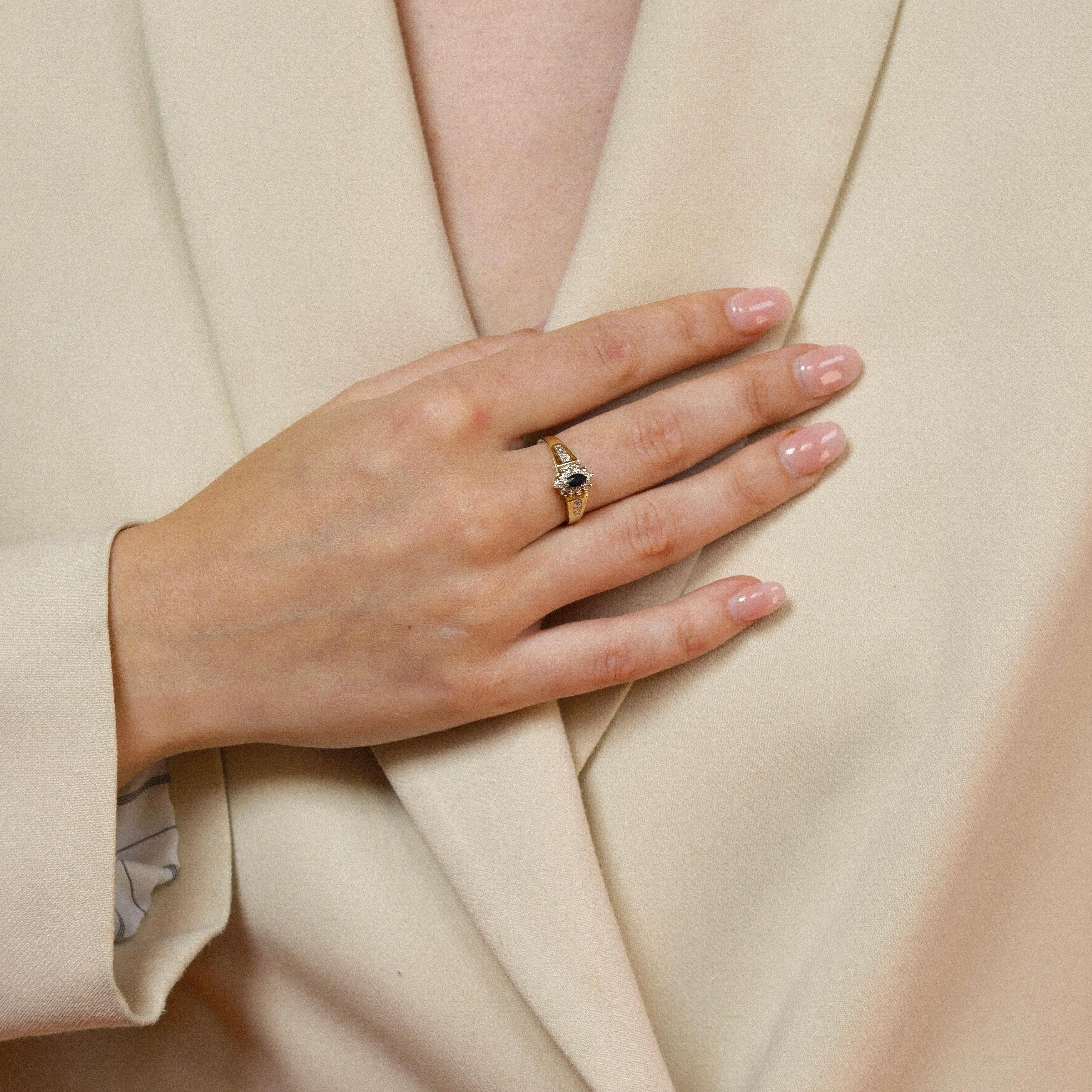Ring aus 14 Karat Gelbgold mit blauem Saphir im Ovalschliff und Stimulationen im Zustand „Gut“ in Heemstede, NL