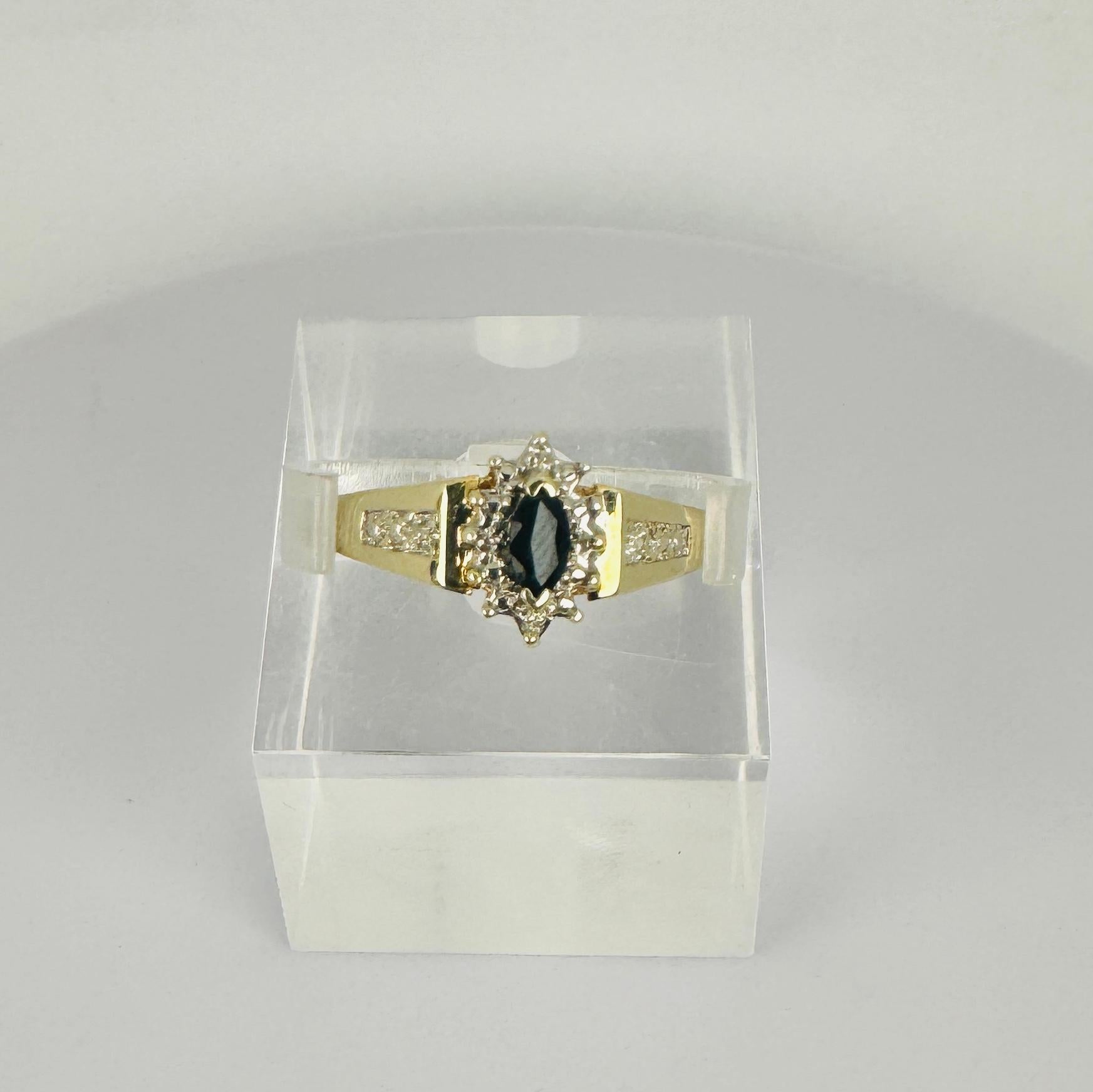 Ring aus 14 Karat Gelbgold mit blauem Saphir im Ovalschliff und Stimulationen Damen