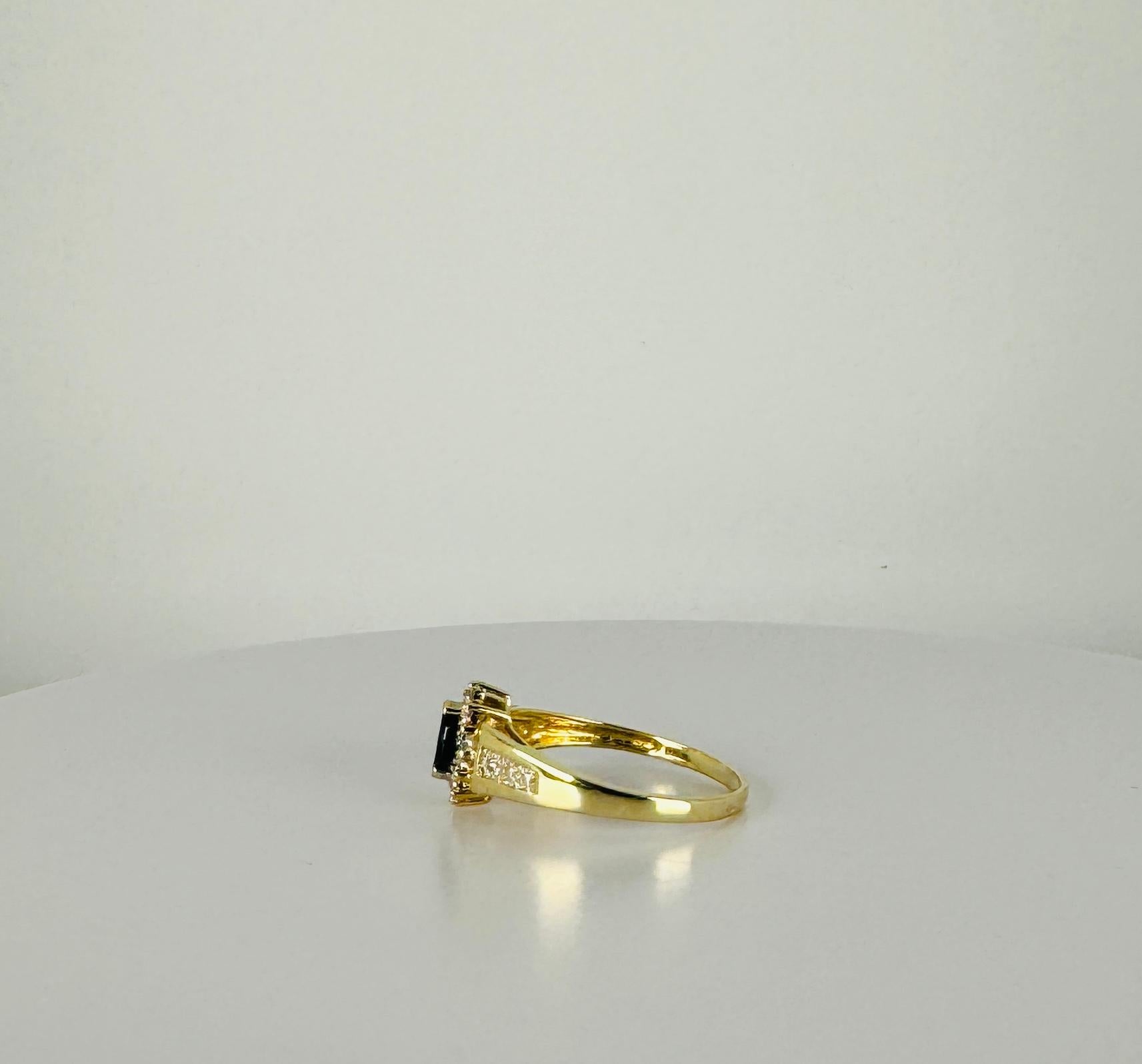 Ring aus 14 Karat Gelbgold mit blauem Saphir im Ovalschliff und Stimulationen 2