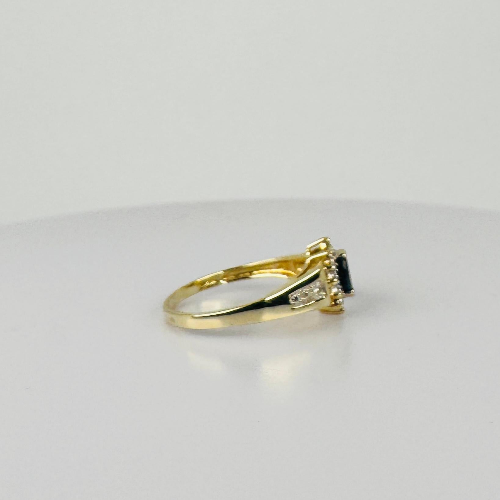 Ring aus 14 Karat Gelbgold mit blauem Saphir im Ovalschliff und Stimulationen 5